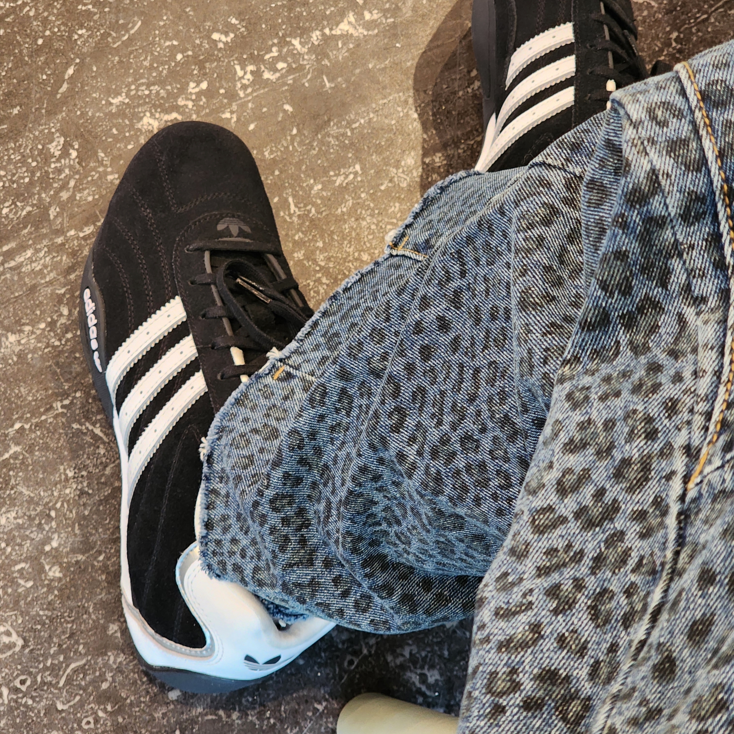 Adidas Originals Adiracer Lo Core Black Cloud White 착용 스타일 - 3