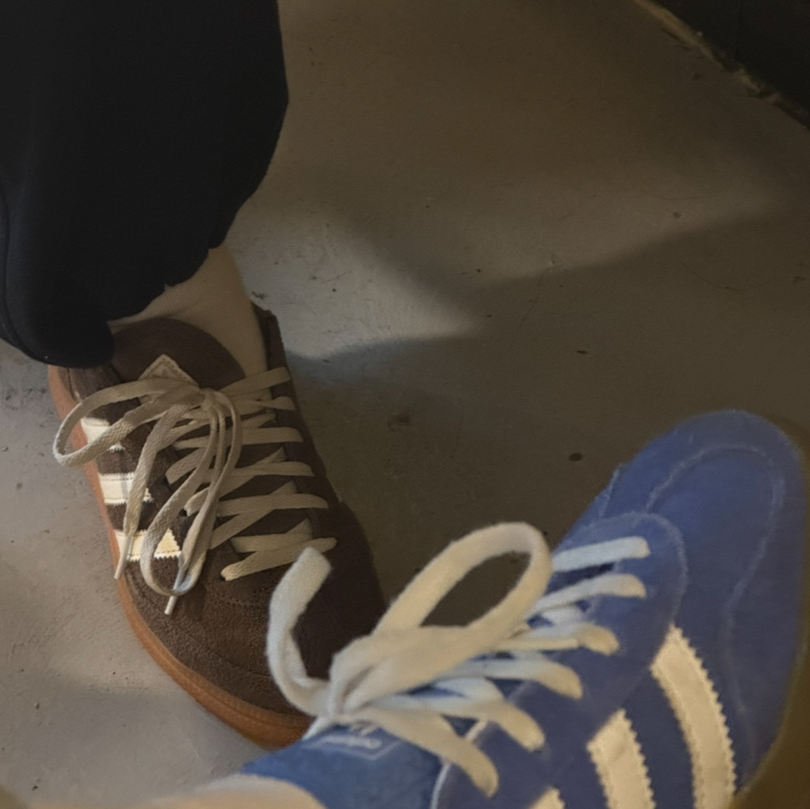 (W) Adidas Gazelle Indoor Blue Fusion Cloud White, (W) Adidas Spezial Handball Earth Strata Off White 착용 스타일