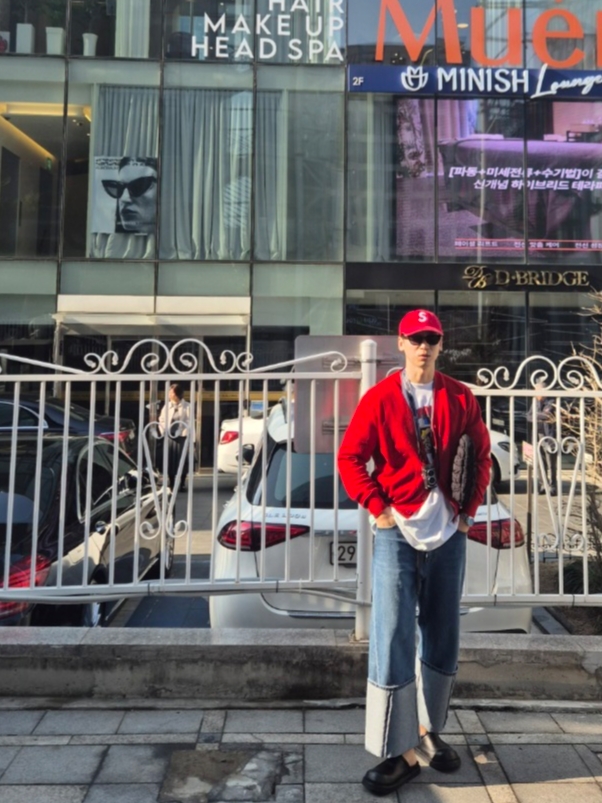 Supreme Corduroy S Logo 6-Panel Bright Red - 24FW, Supreme Bedroom T-Shirt White - 25SS 착용 스타일