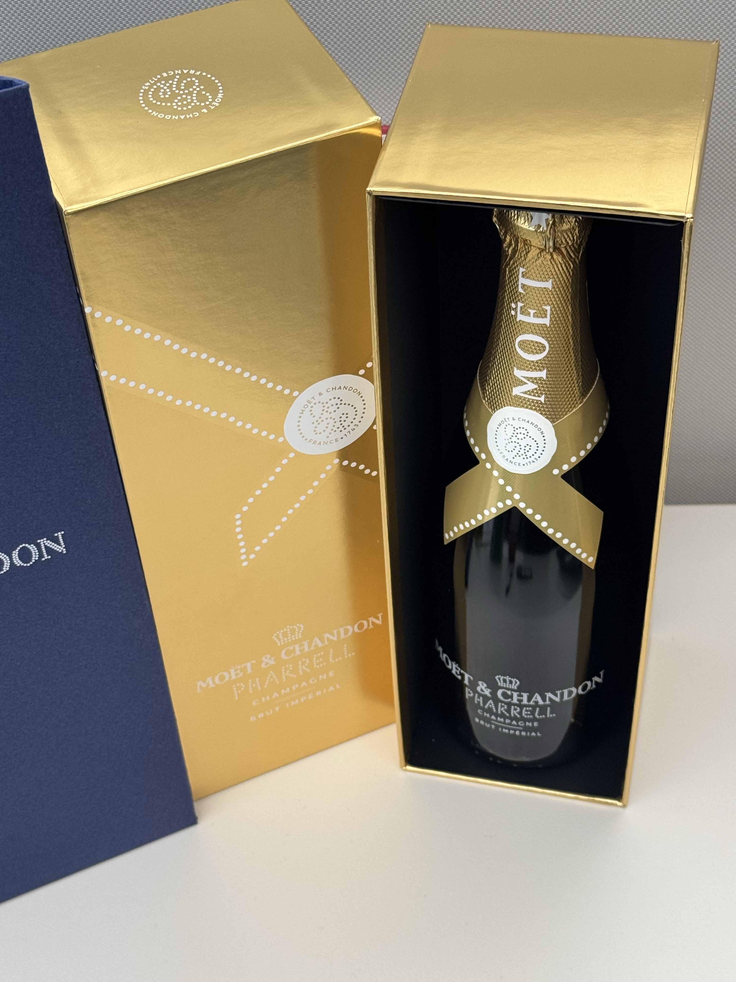 Moet & Chandon Imperial Pharrell Williams Edition 750ml (Blue/Red/Gold) 착용 스타일 - 2