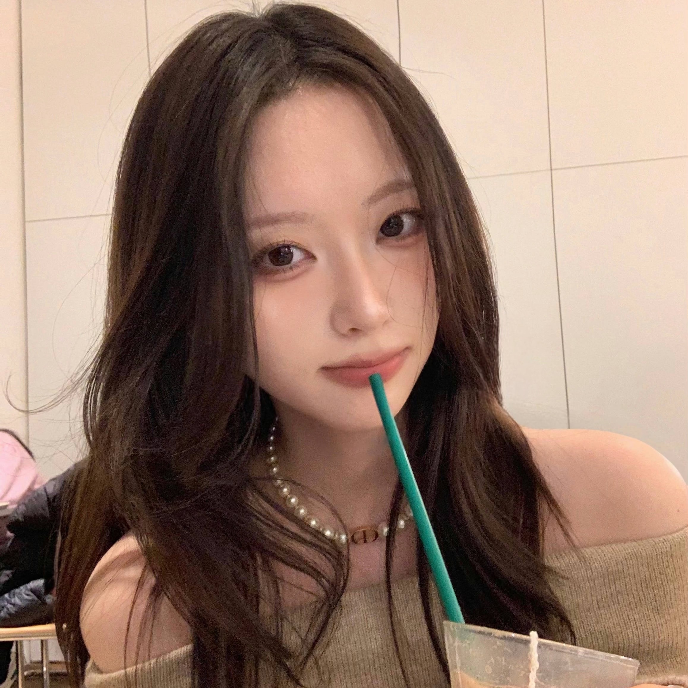 (W) 디올 30 몽테뉴 초커 골드 피니쉬 메탈 화이트 레진 펄, (W) 디올 쁘띠 CD 스터드 이어링 실버 피니쉬 메탈 화이트 크리스탈 착용 스타일 - 3