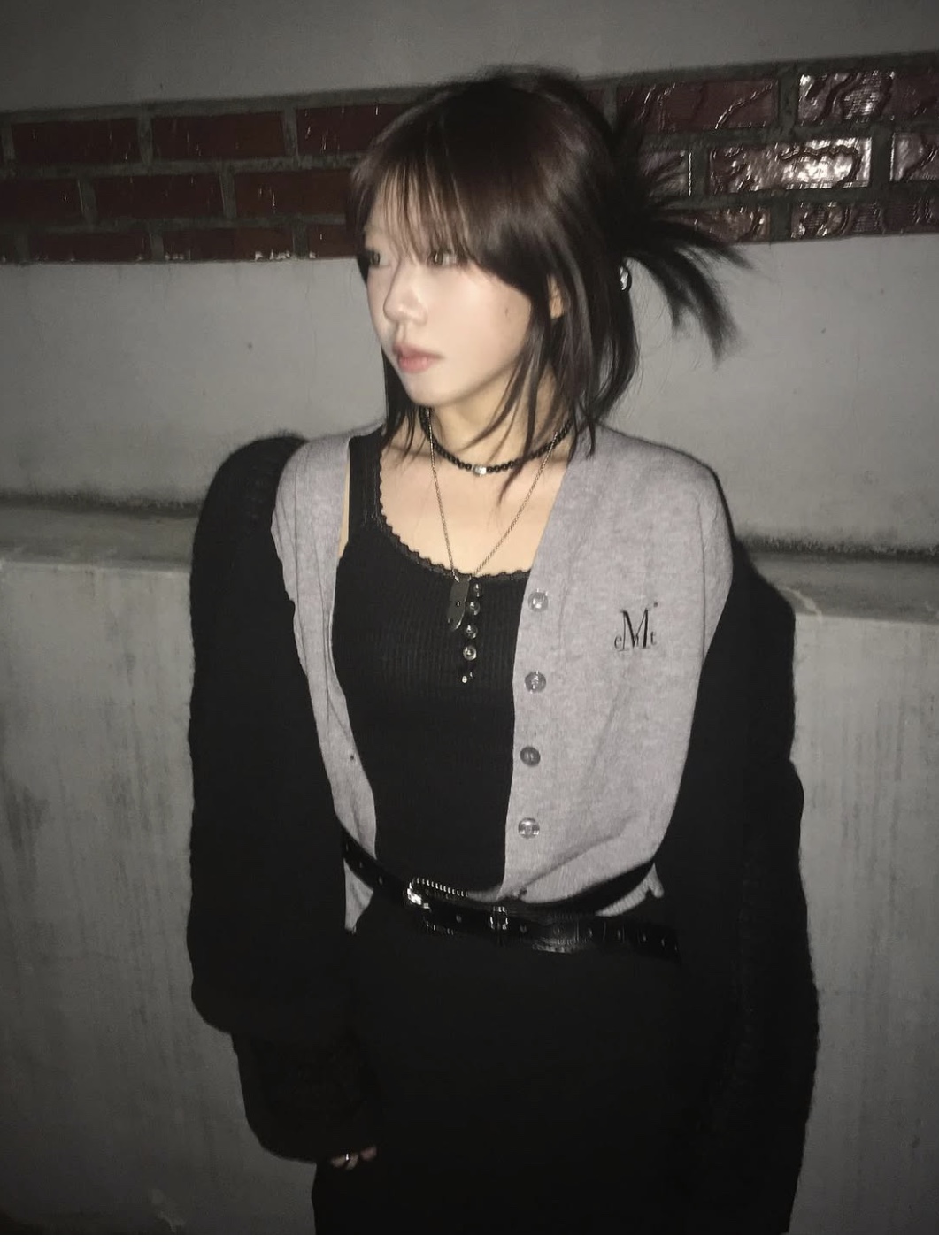 무센트 니아 브이넥 가디건 그레이 착용 스타일 - 2