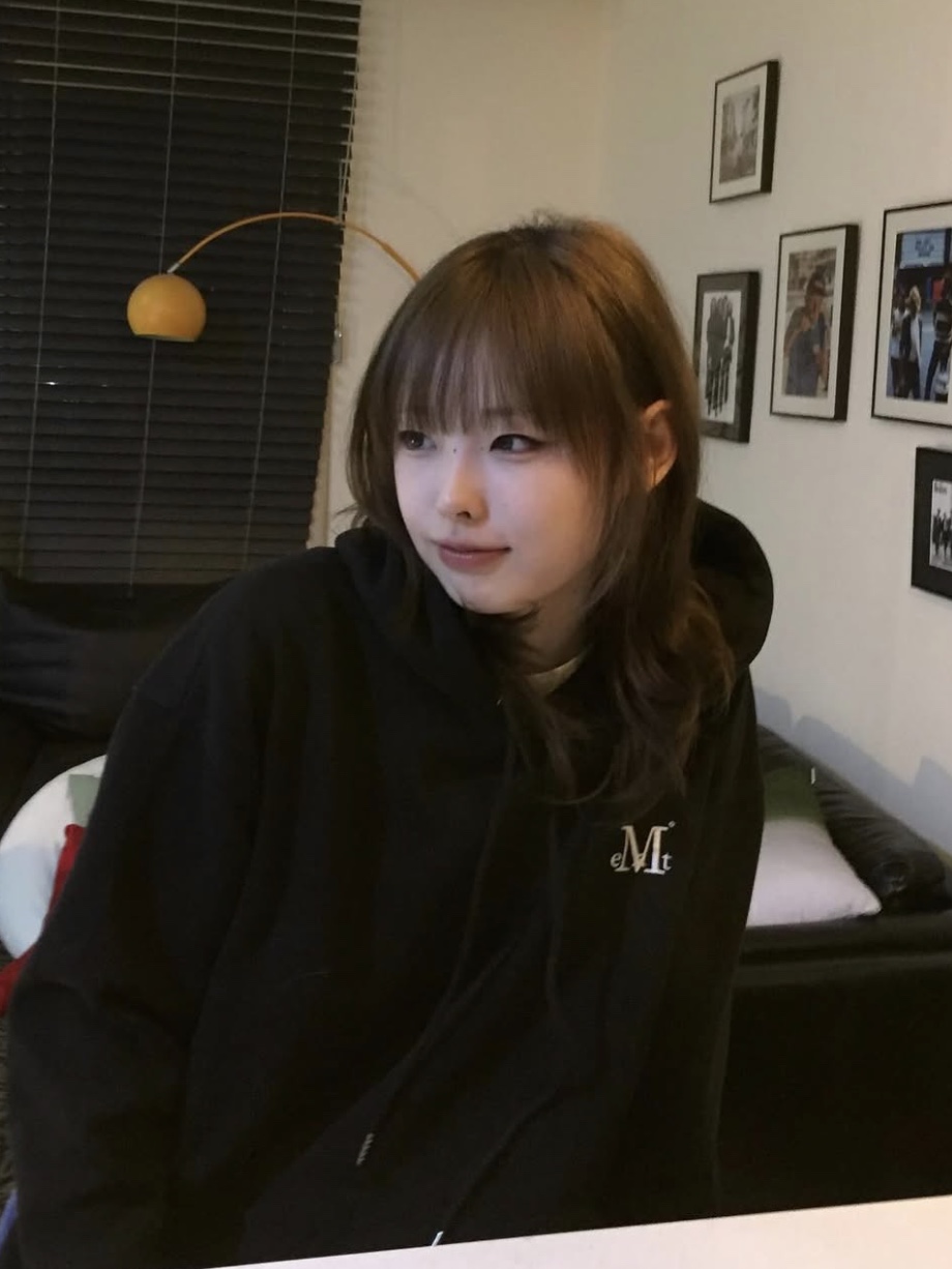 MUCENT Signature Basic Logo Hood T Black 착용 스타일 - 2