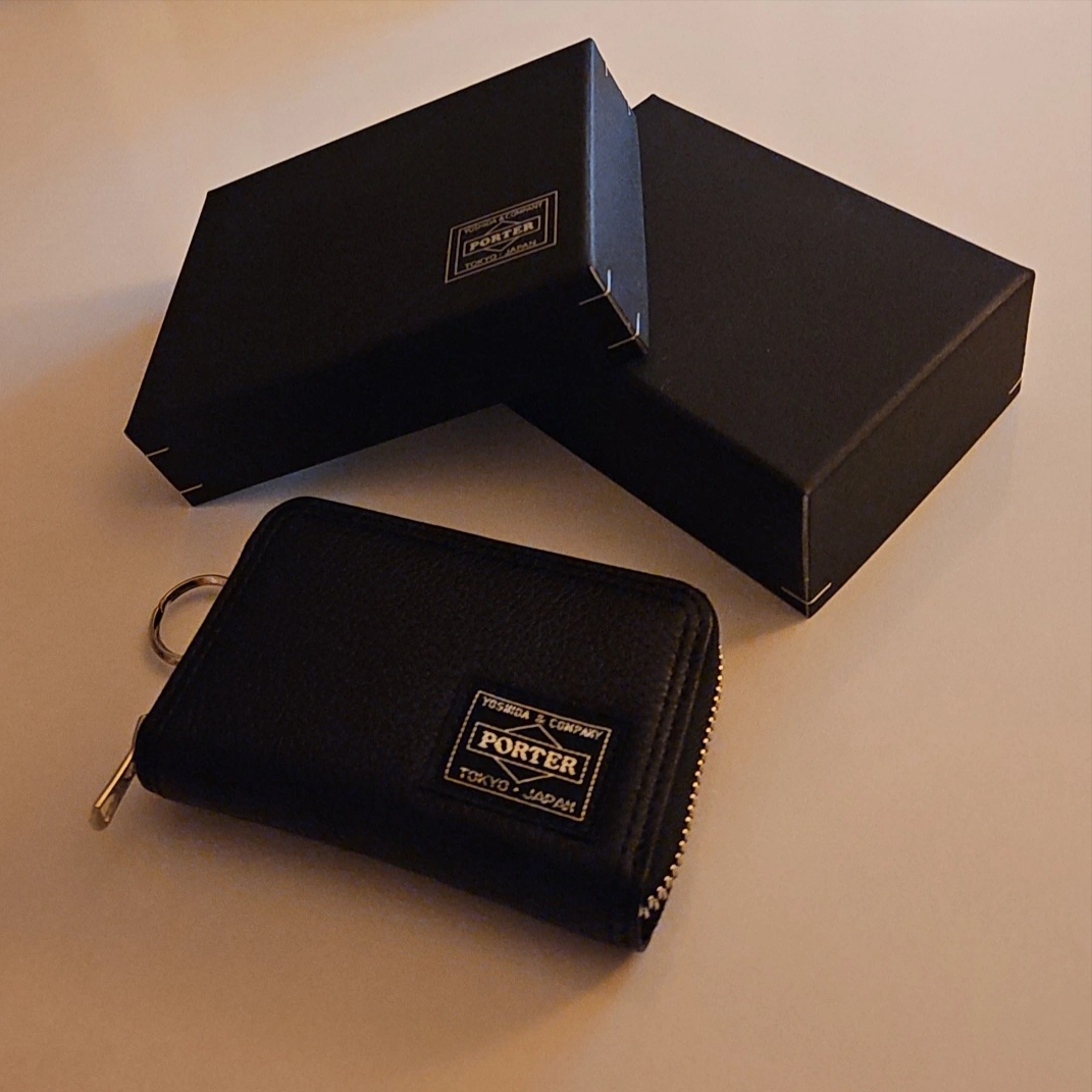 Porter Calm Coin Case Black 착용 스타일