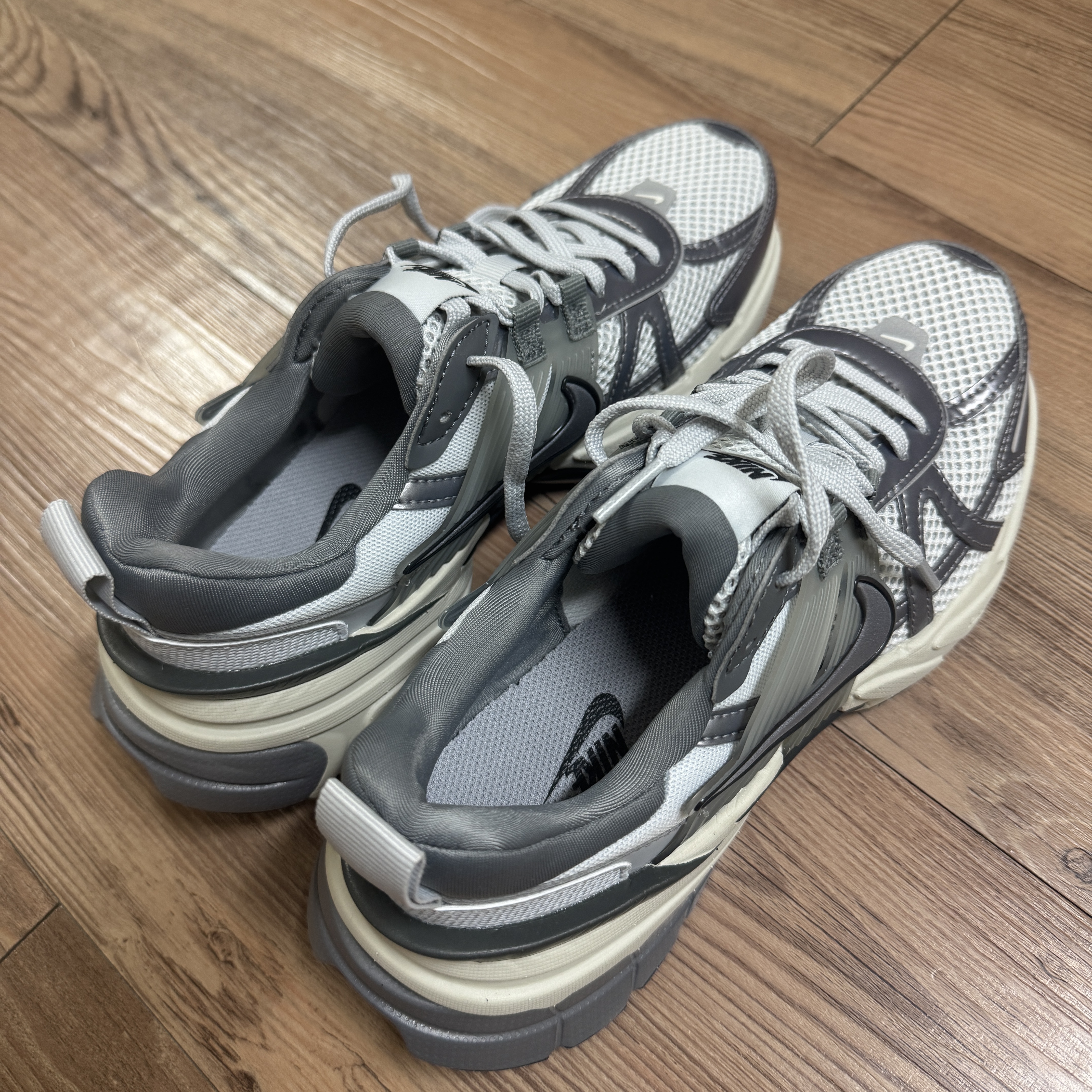 Nike V2K Run Pure Platinum Wolf Grey 착용 스타일