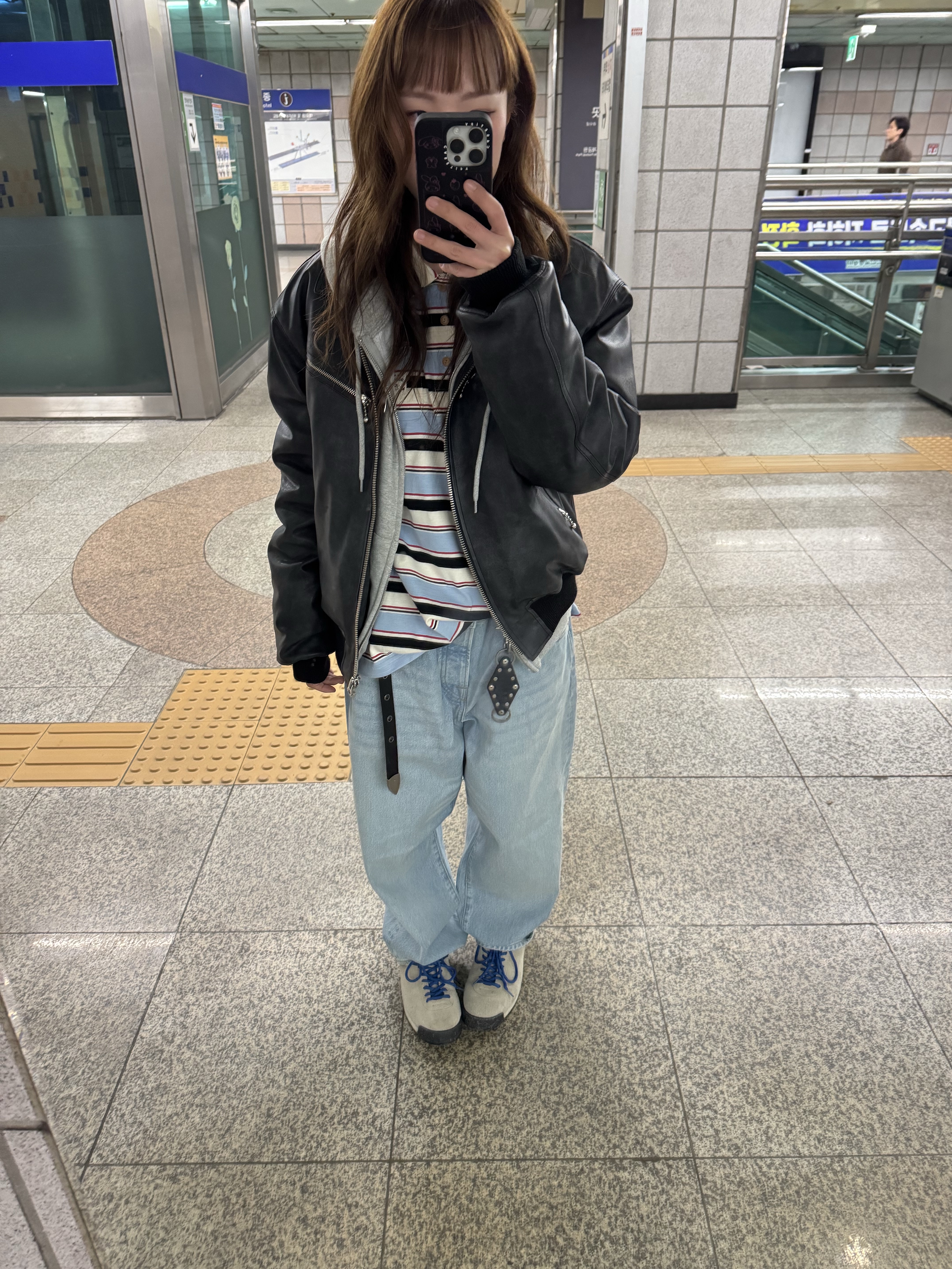 스투시 데님 빅 올 진 라이트 워시, 에이이에이이 스트라이프 피케 티셔츠 스카이블루 착용 스타일 - 5