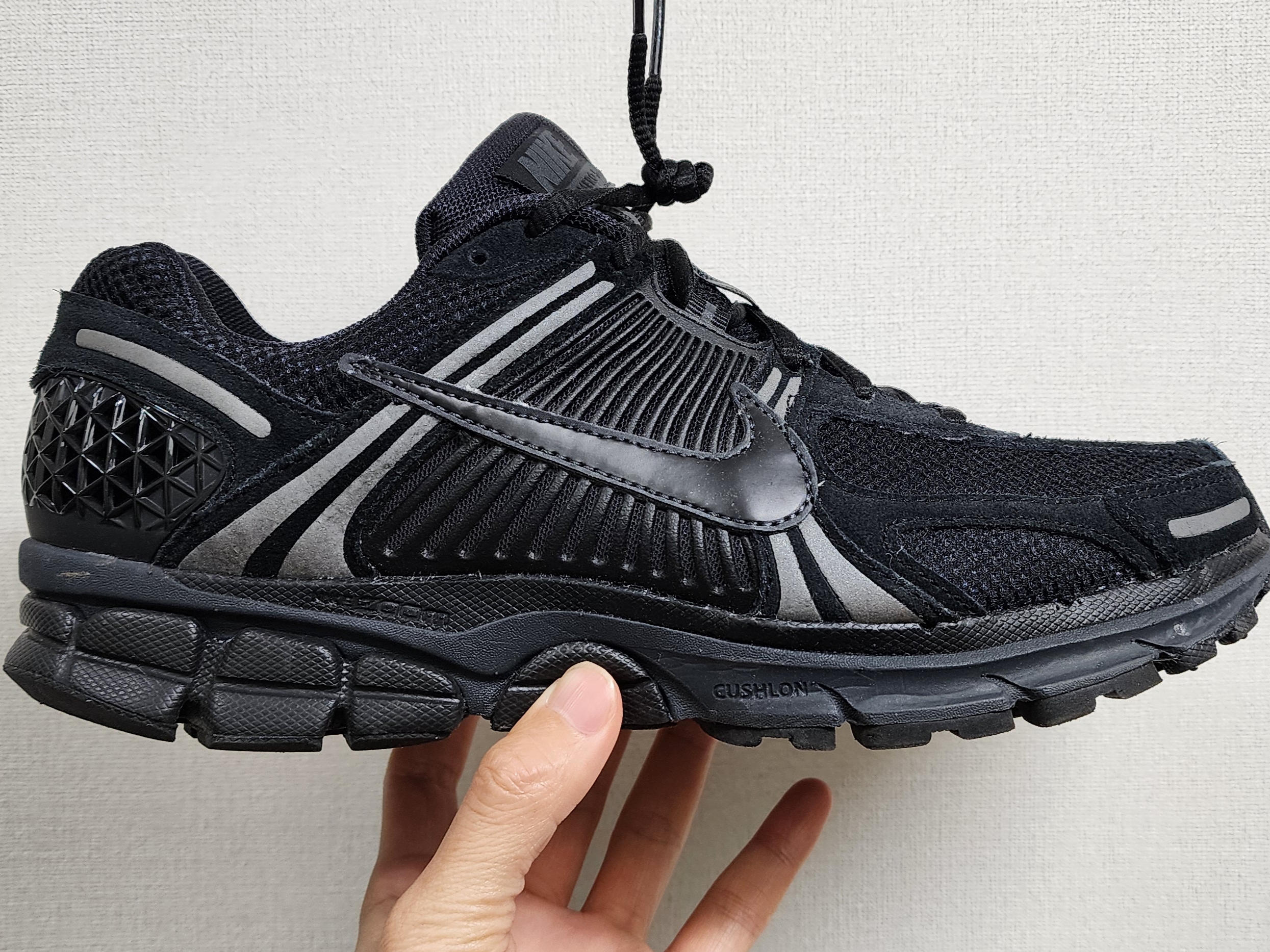 Nike Zoom Vomero 5 Black Anthracite Metallic Dark Grey 착용 스타일