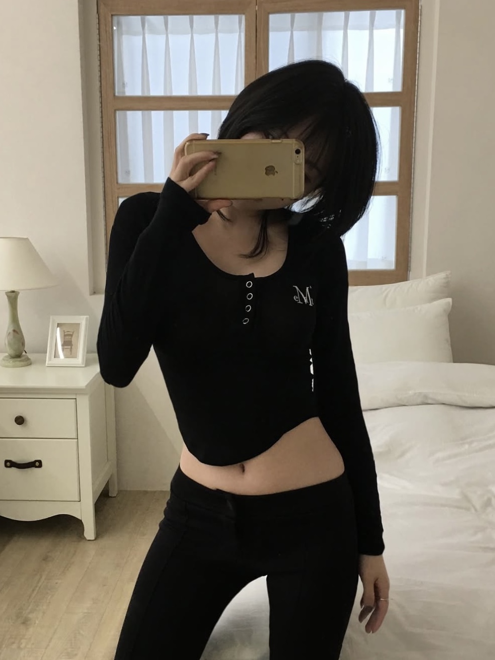 MUCENT Haring Signature Logo Snap Button U Neck T Black 착용 스타일 - 3