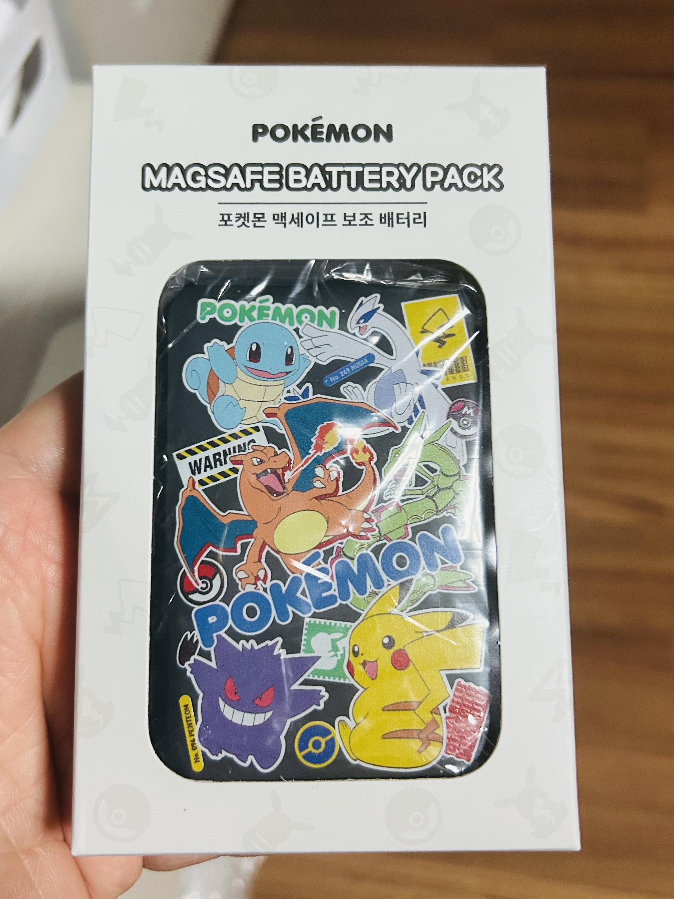 Woojin Store Pokemon Magsafe Battery 5000mAh Black 착용 스타일