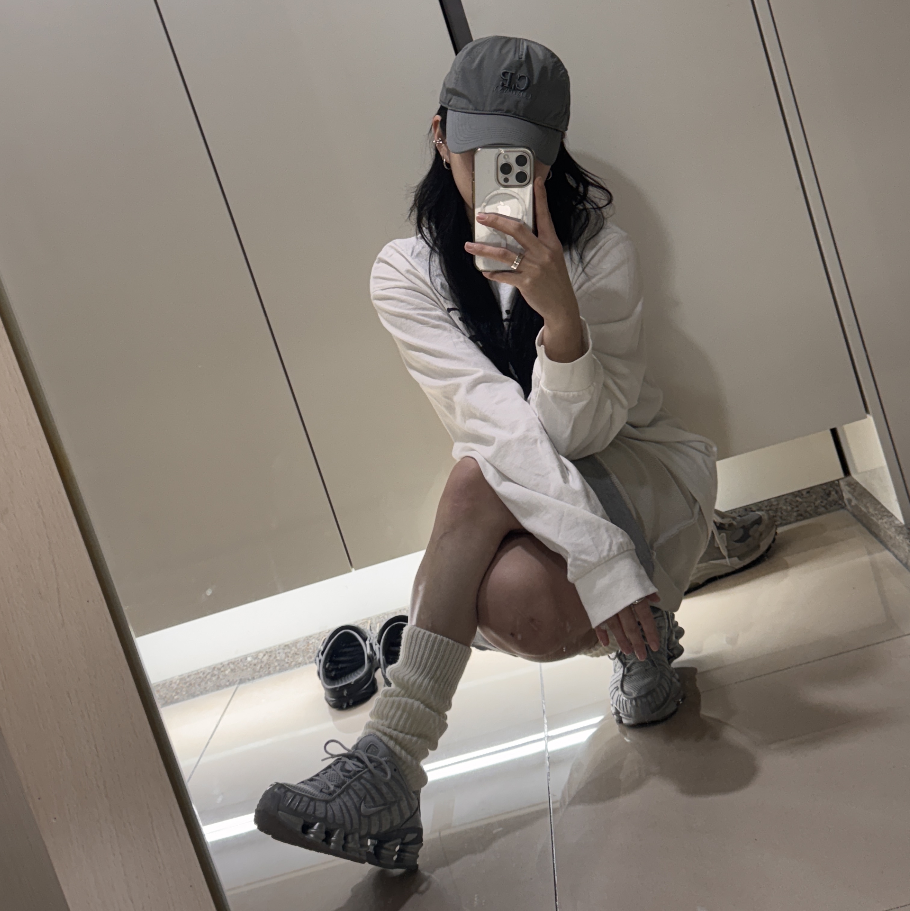 (W) 나이키 샥스 TL 퓨어 플래티넘 앤 메탈릭 실버, 포터 탱커 숄더백 블랙 착용 스타일 - 2