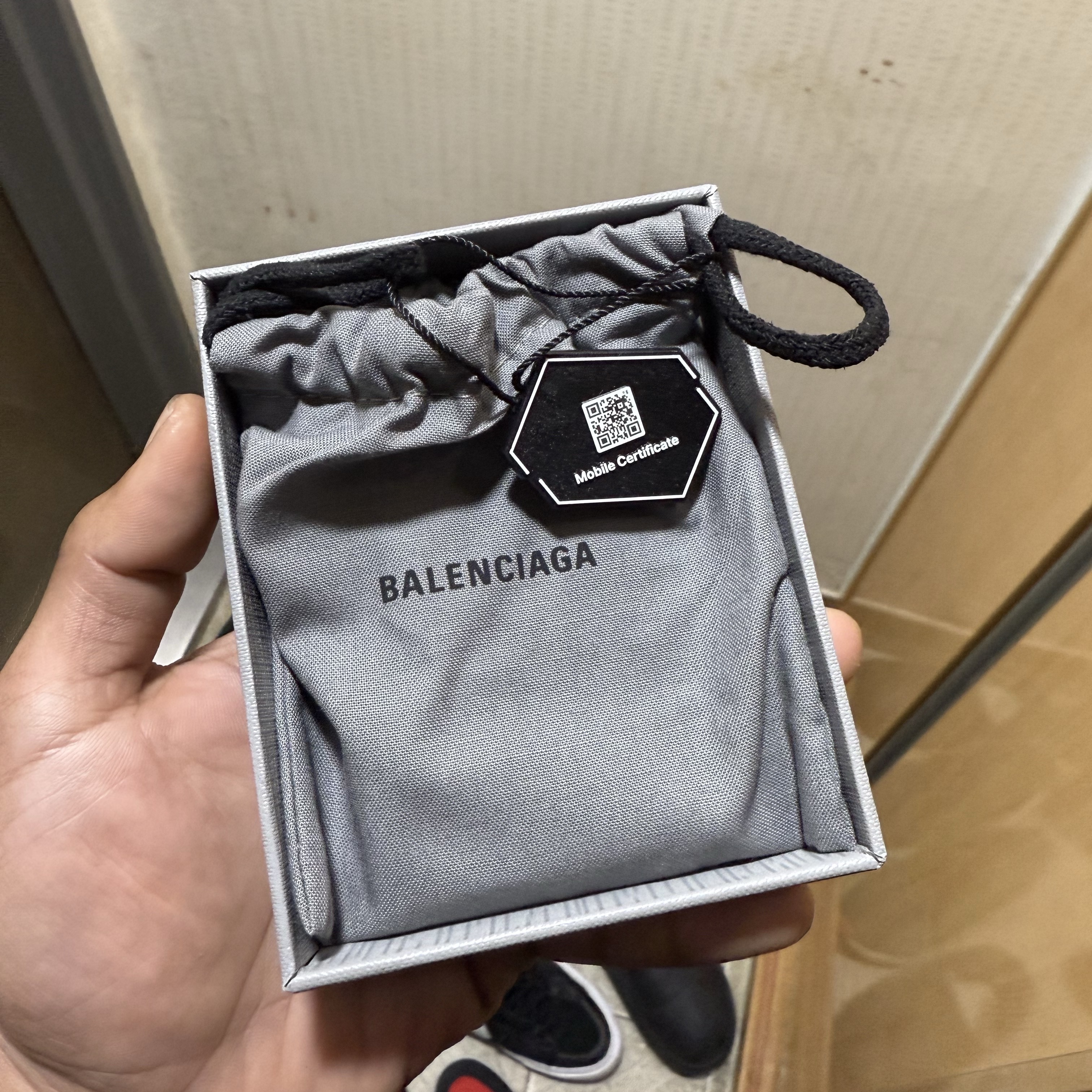 Balenciaga Cash Card Holder Black 착용 스타일