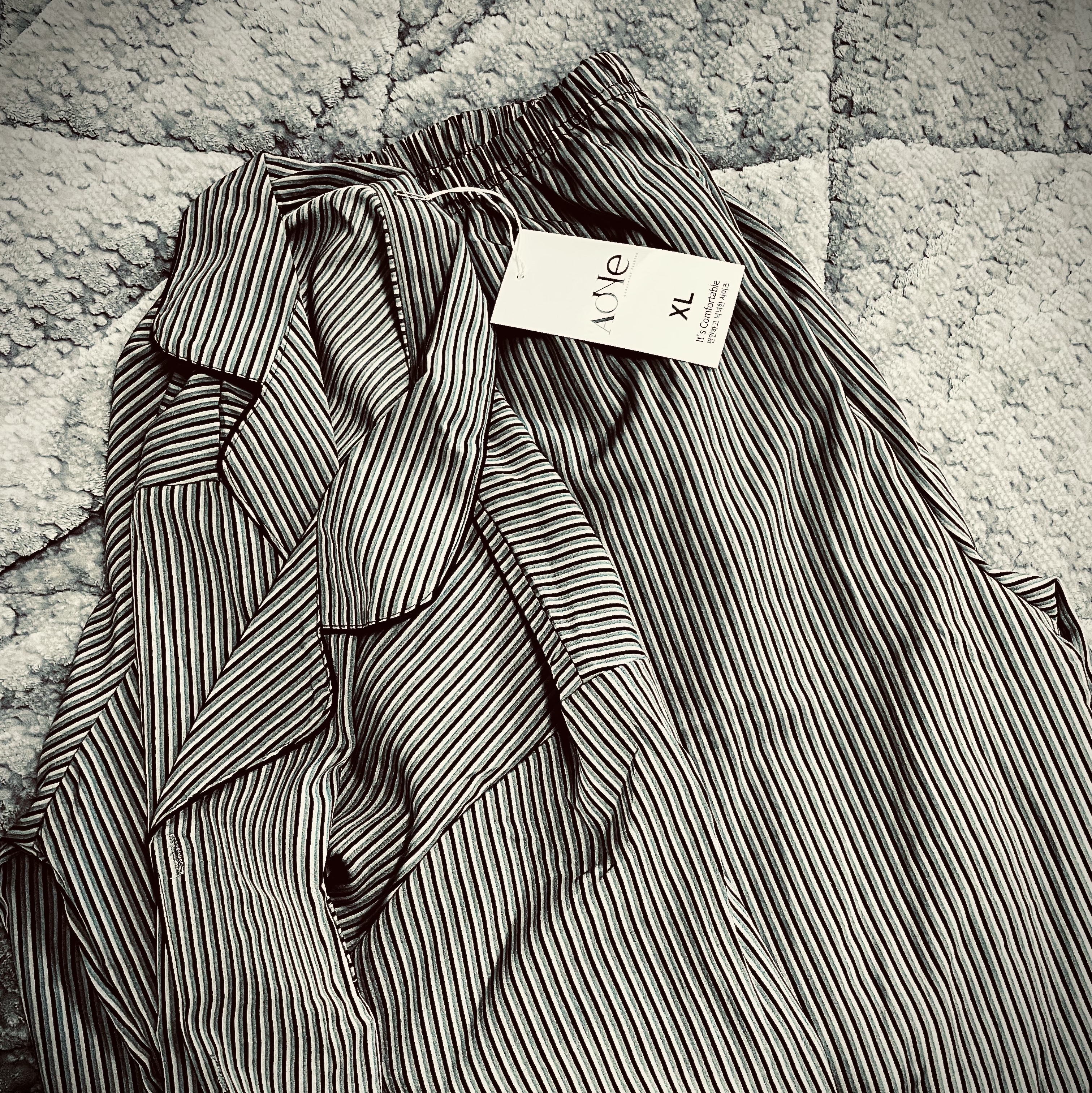 [3% 적립] Aone Unisex Silky Signature Line Collar Pajama Set Gray 착용 스타일