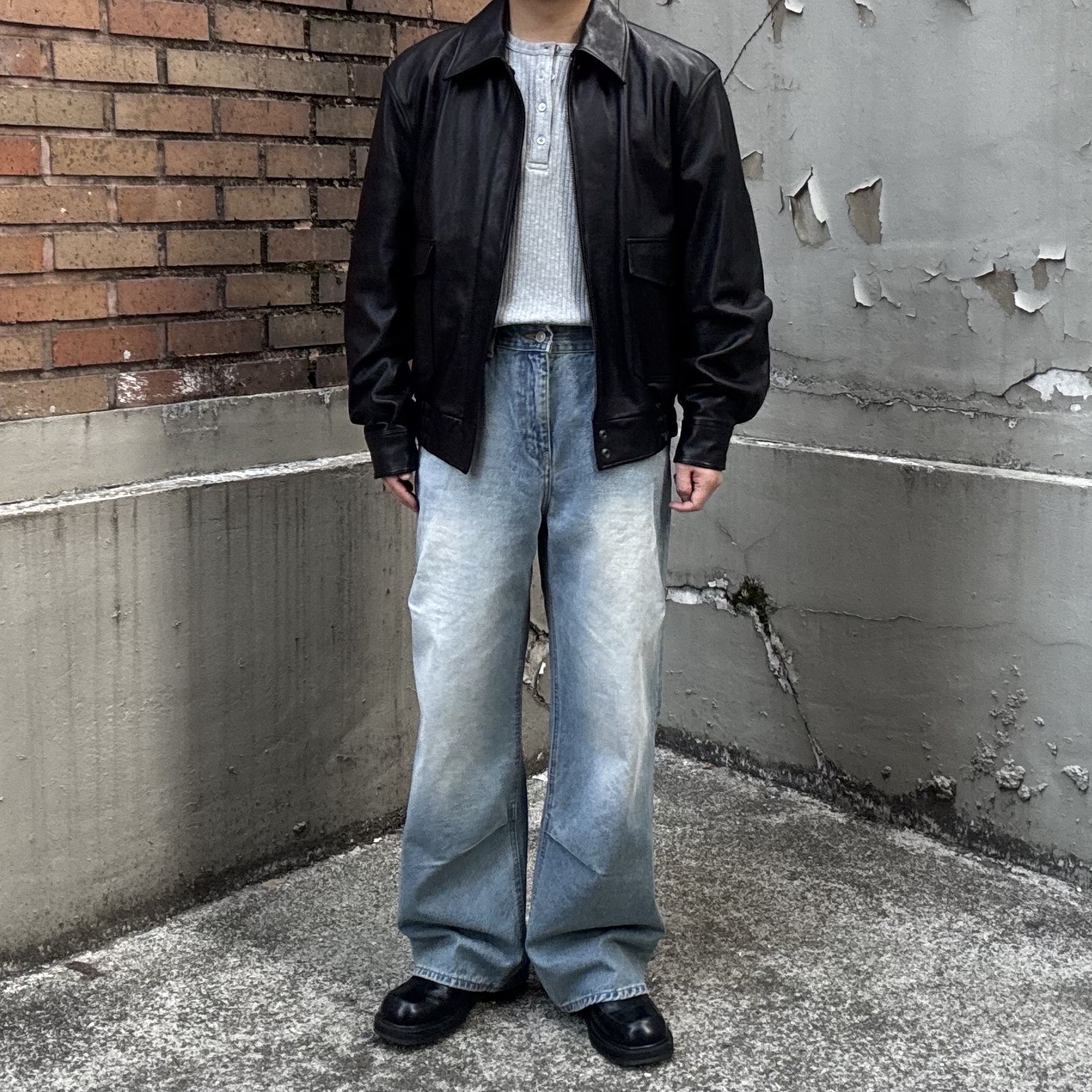 LOSTGARDEN Uniform Washed Derby Black, TNGT Reguler-fit Ribbed Henleyneck Long Sleeve T-Shirts Gray 착용 스타일 - 2