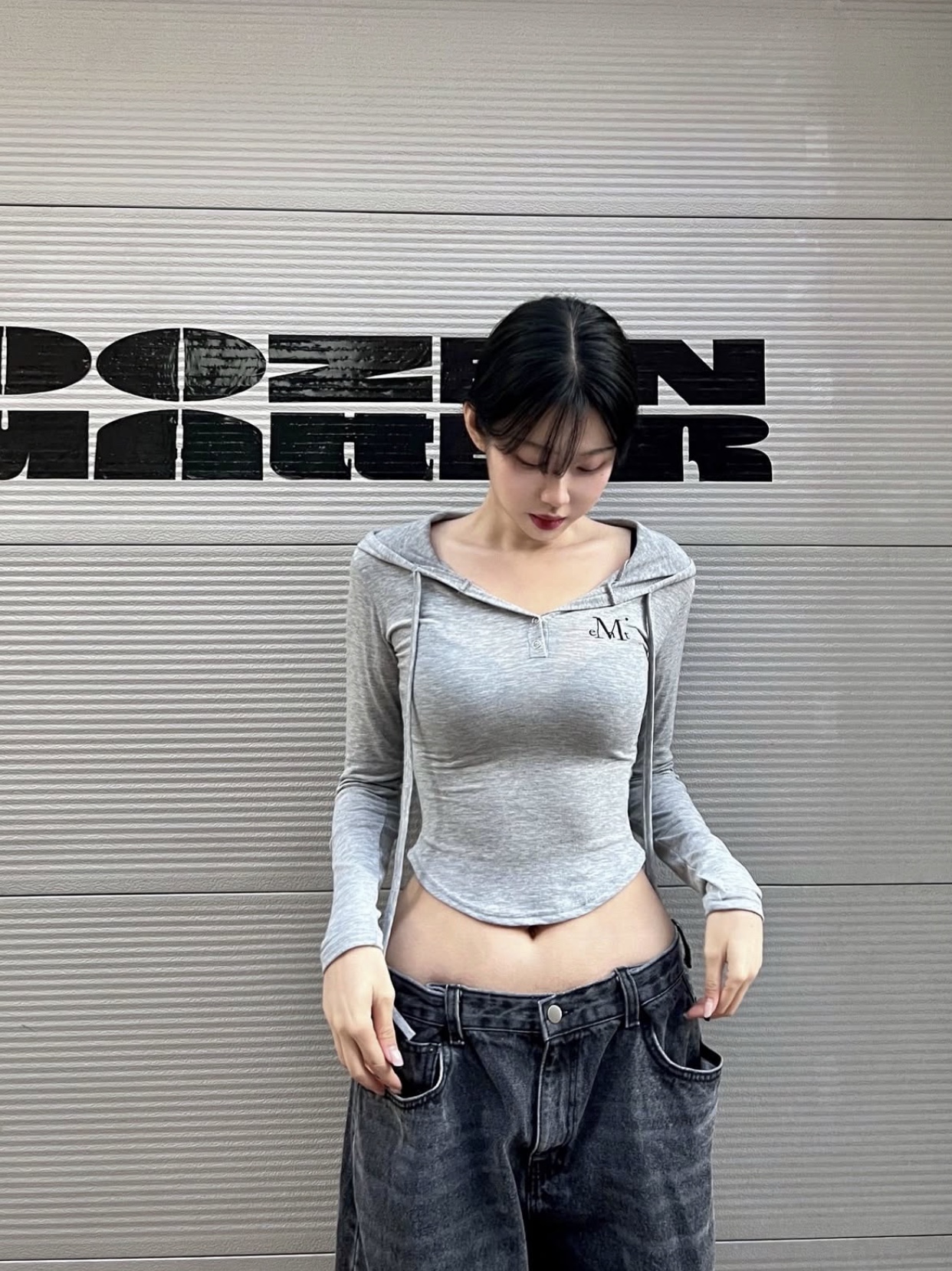MUCENT Ruen Signature Slim Hood T Gray 착용 스타일 - 2