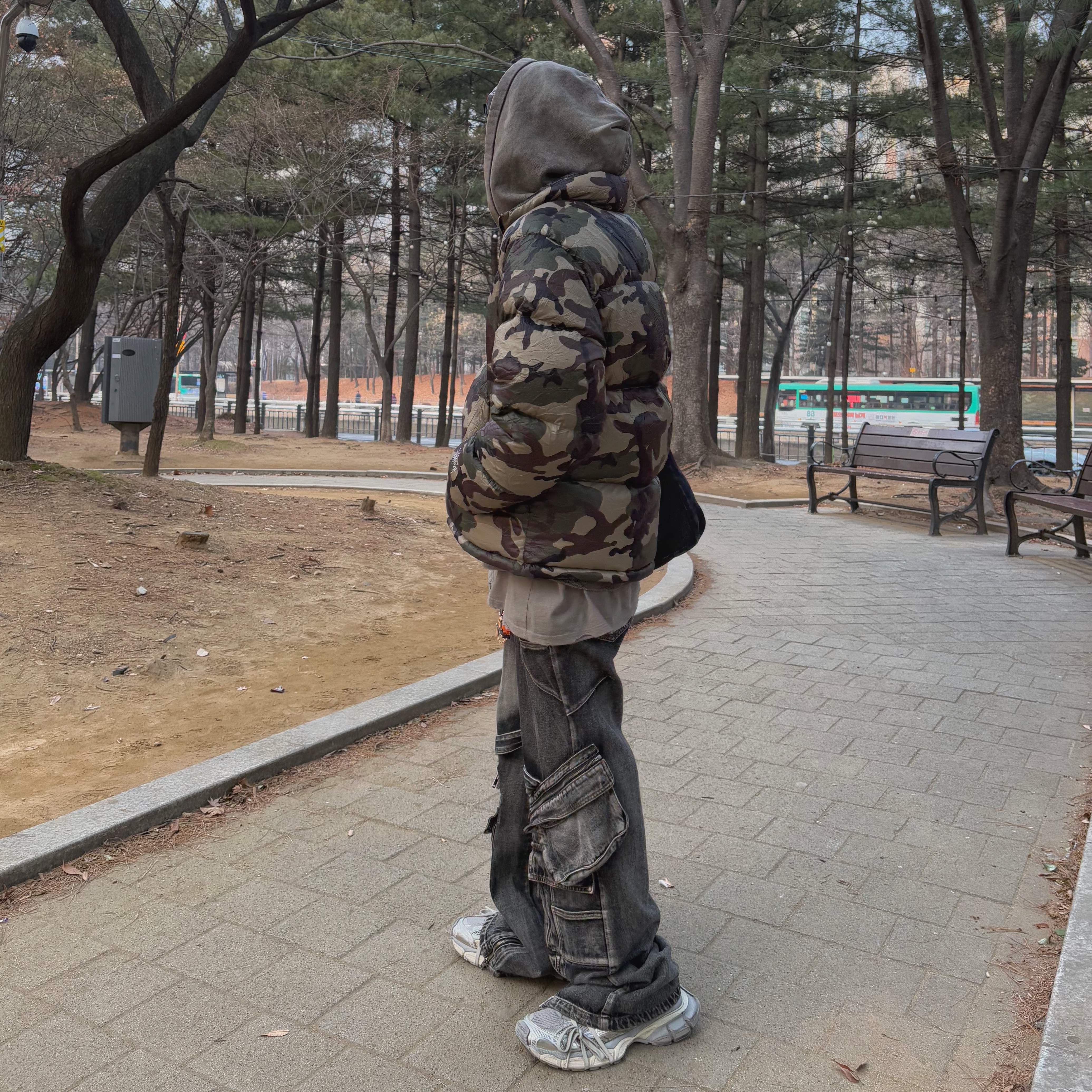 Stussy Wrinkled Nylon Down Puffer Woodland Camo, Balenciaga 3XL Sneakers Light Beige 착용 스타일 - 1