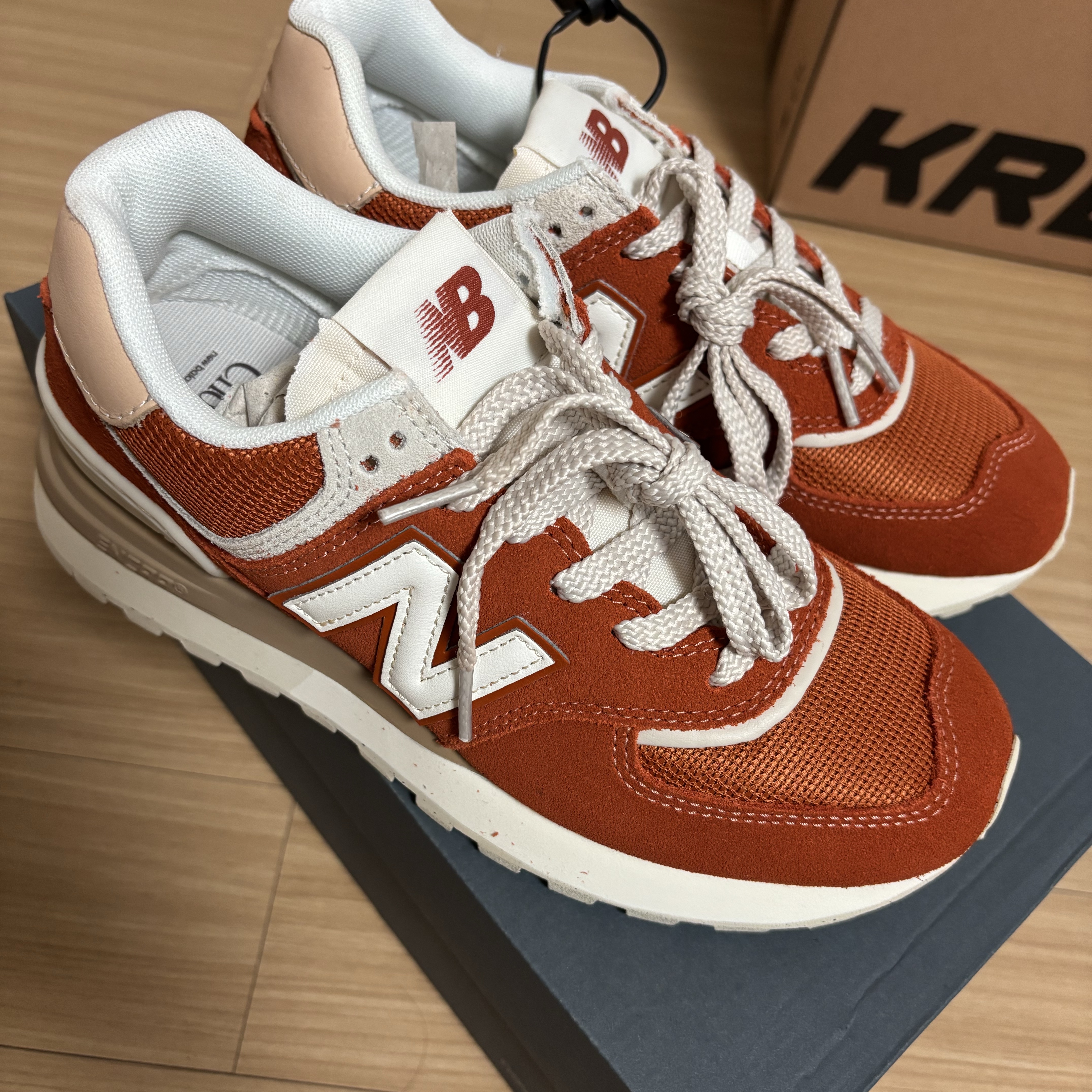 New Balance 574 Legacy Brown White 착용 스타일 - 1