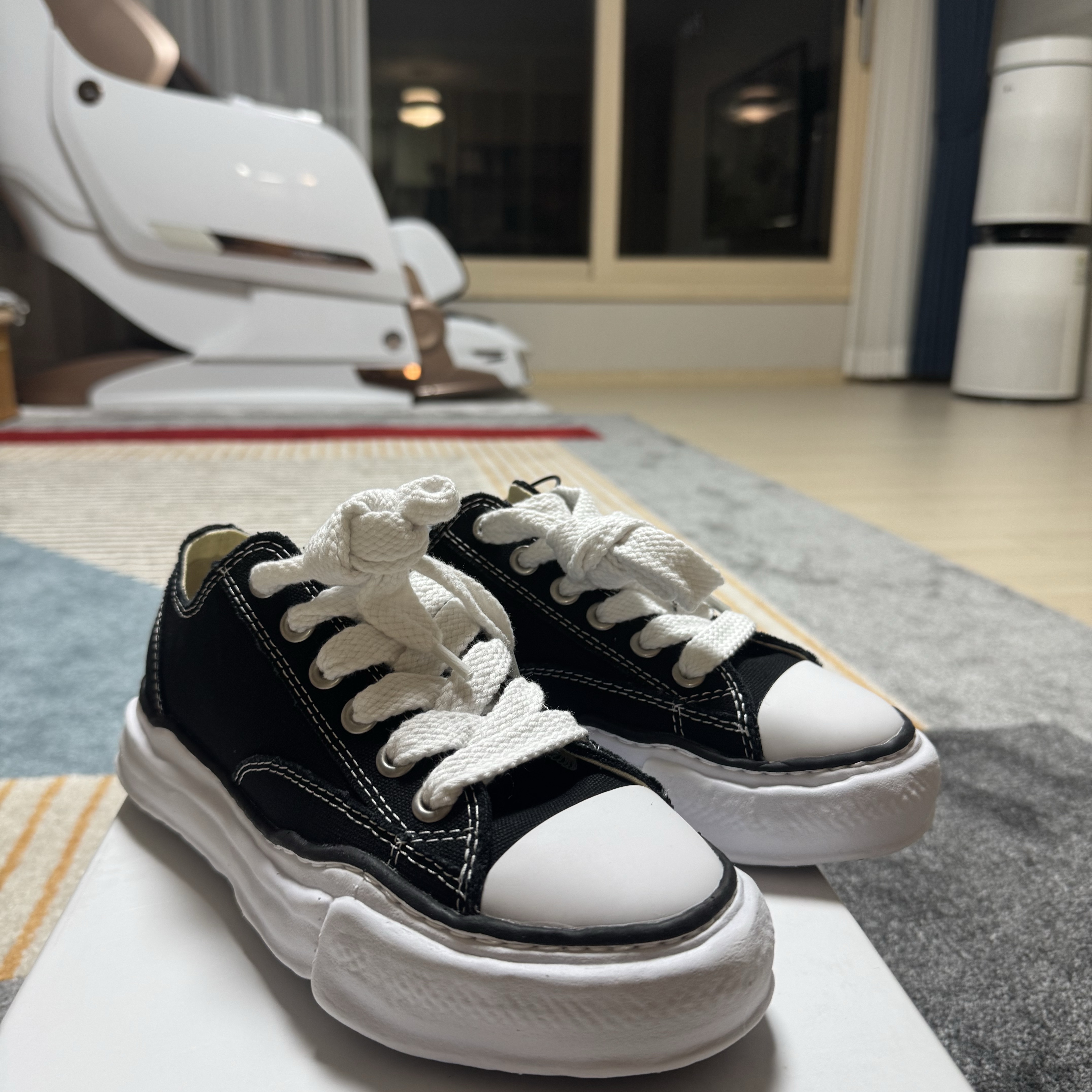 Maison Mihara Yasuhiro Peterson OG Sole Canvas Low Sneakers Black 착용 스타일