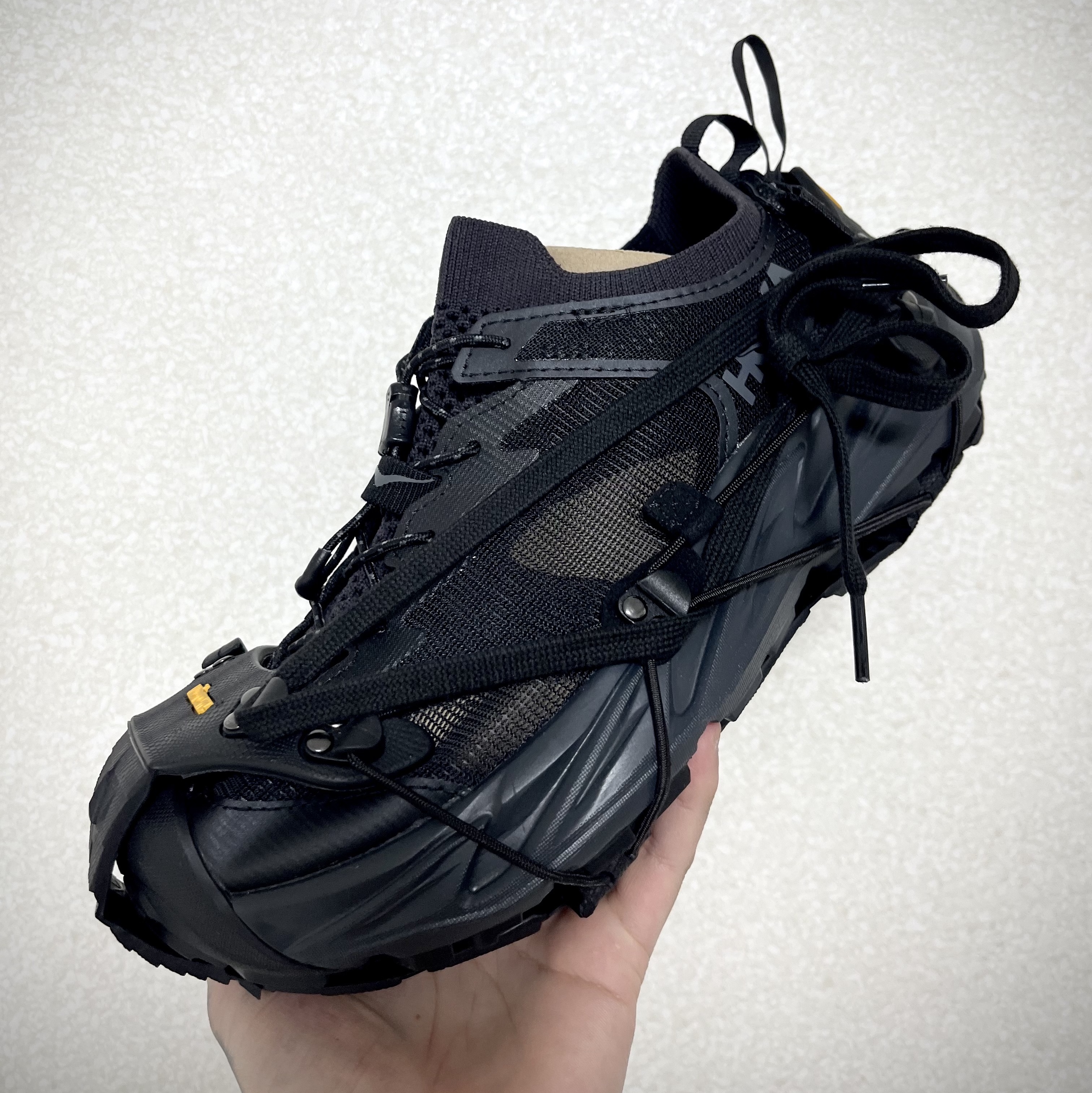 Hoka Hopara 2 Black 착용 스타일