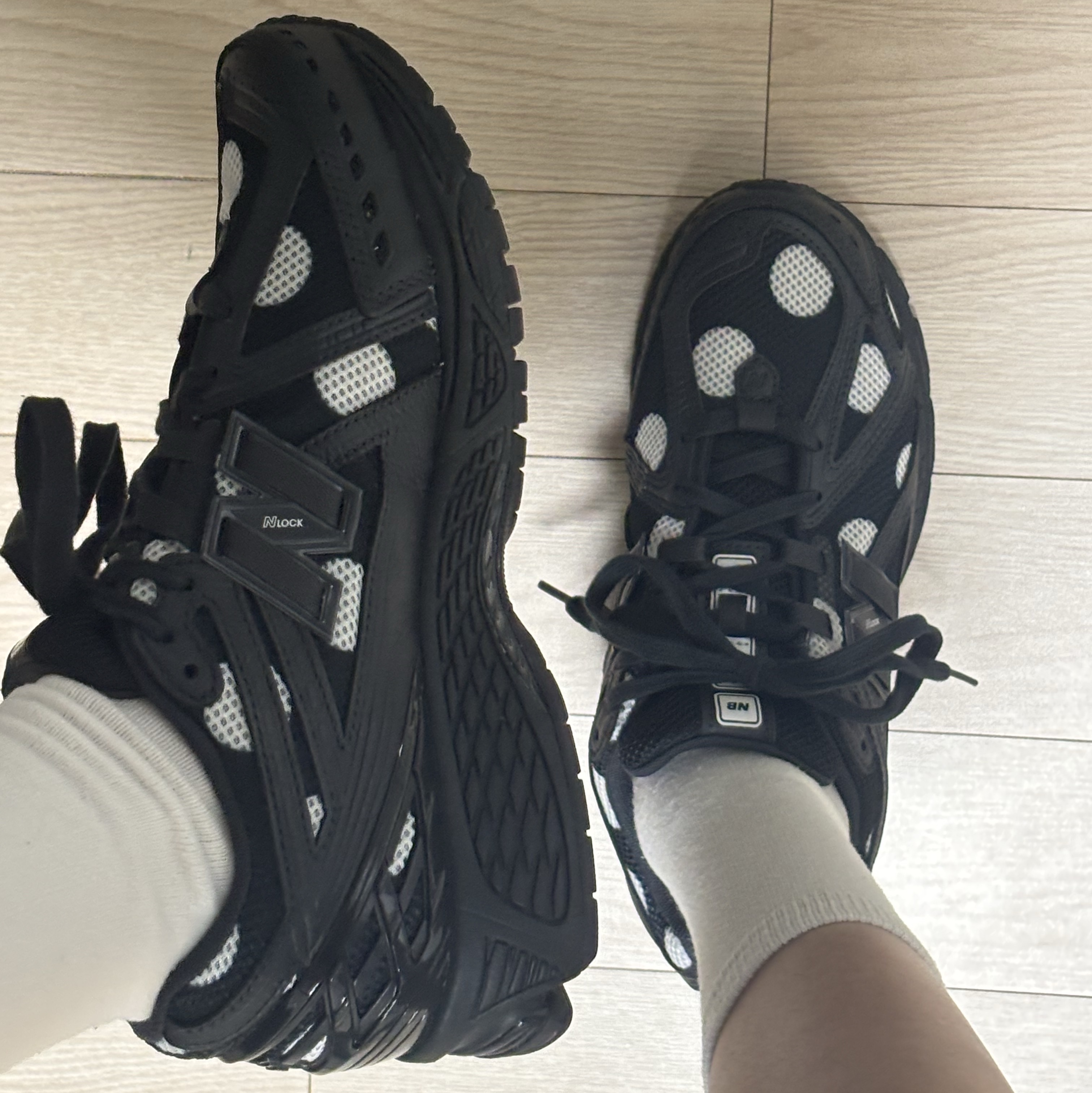 New Balance 1906R Polka Dot Black 착용 스타일 - 4