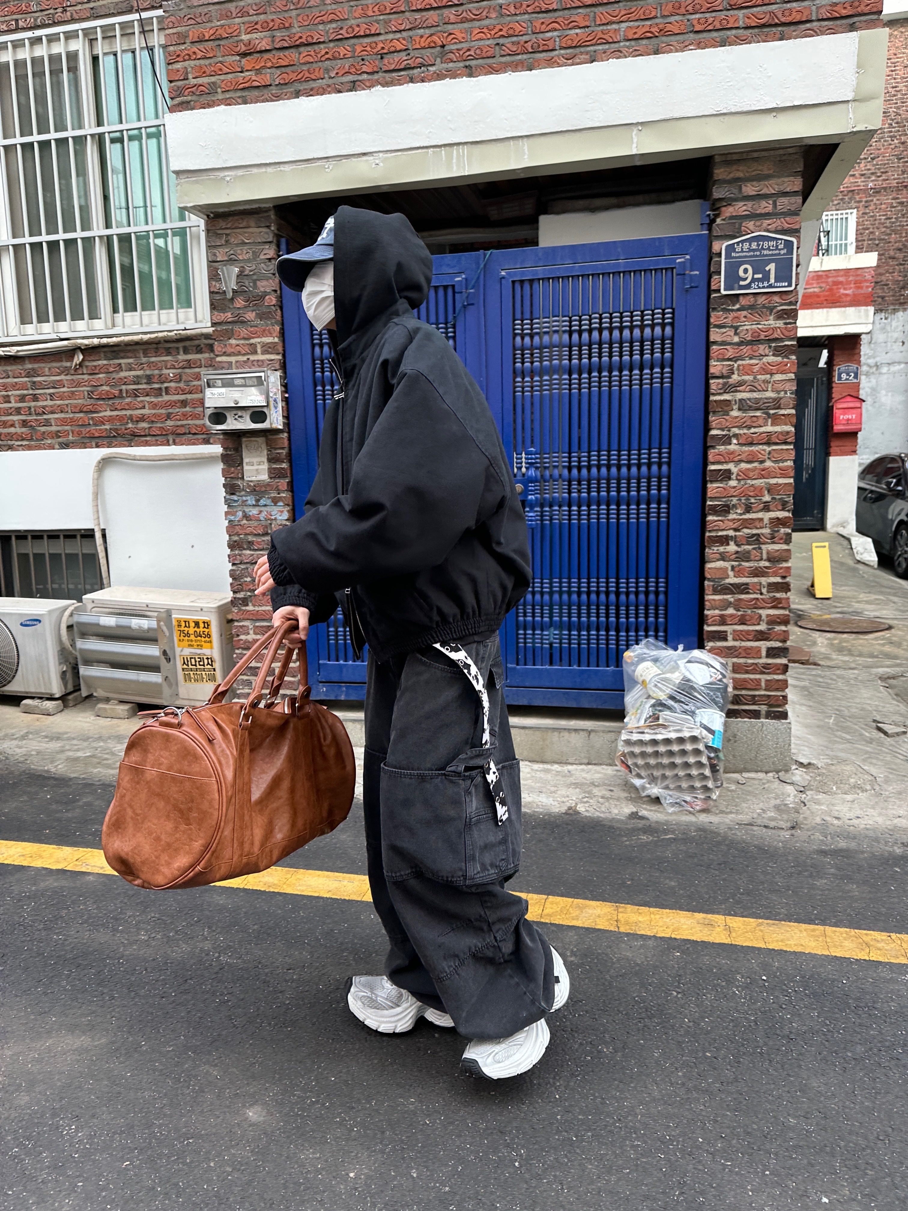 Nonnod Moleskine Bomber Jacket Matt Black, Kamien x MJD Double Hole Belt Oreo Calf Hair 착용 스타일 - 2