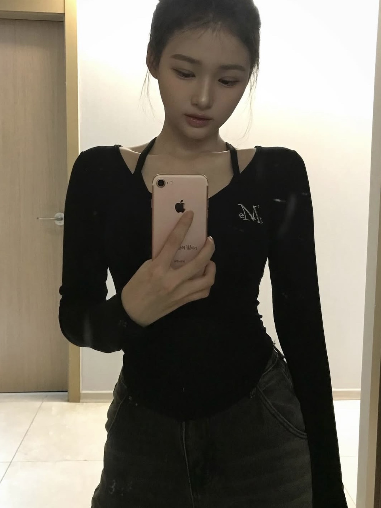 MUCENT Haring Signature Logo Snap Button U Neck T Black 착용 스타일 - 1