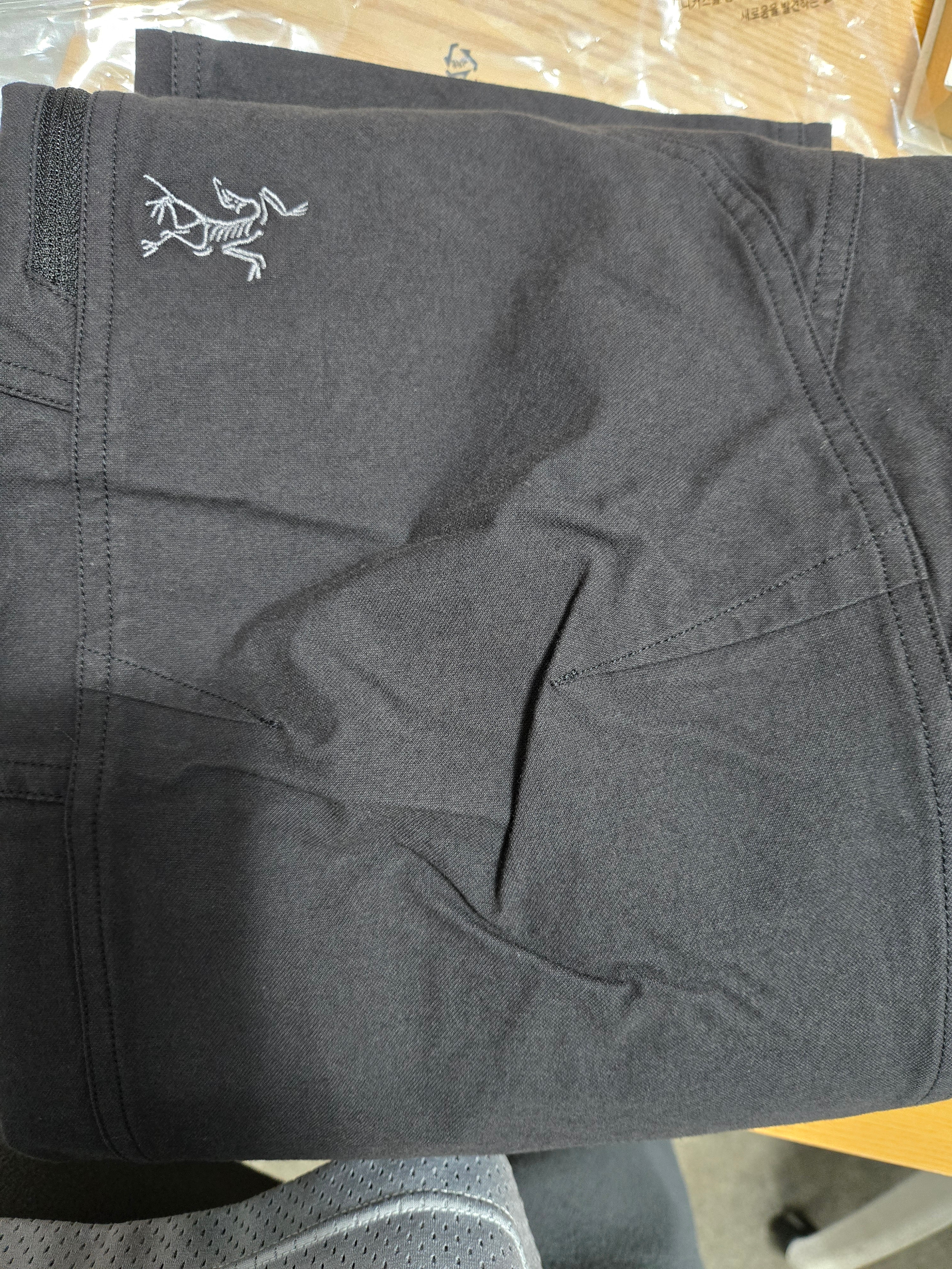Arc'teryx Cronin Cotton Pants Black 착용 스타일 - 1