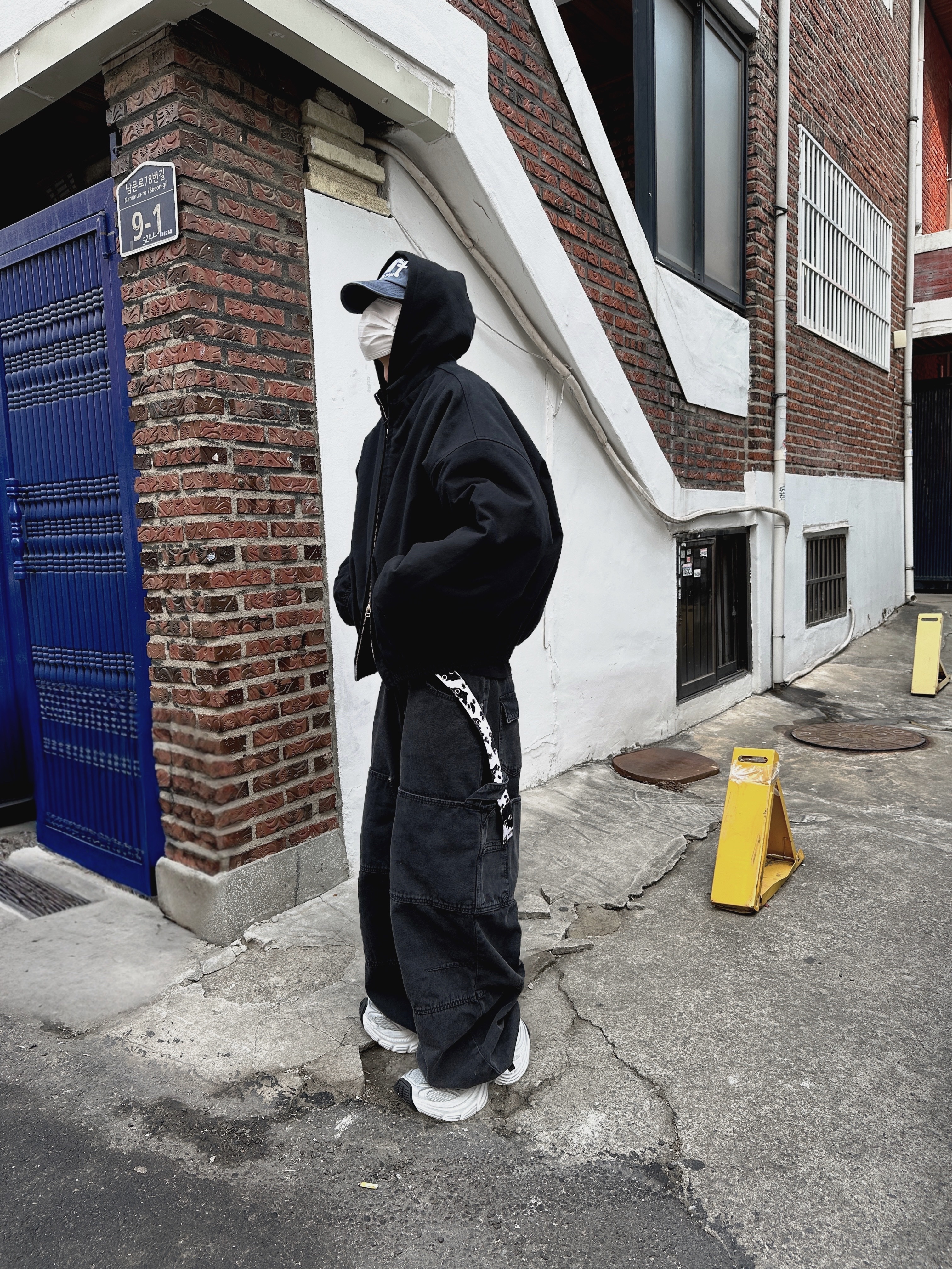 Nonnod Moleskine Bomber Jacket Matt Black, Kamien x MJD Double Hole Belt Oreo Calf Hair 착용 스타일 - 4