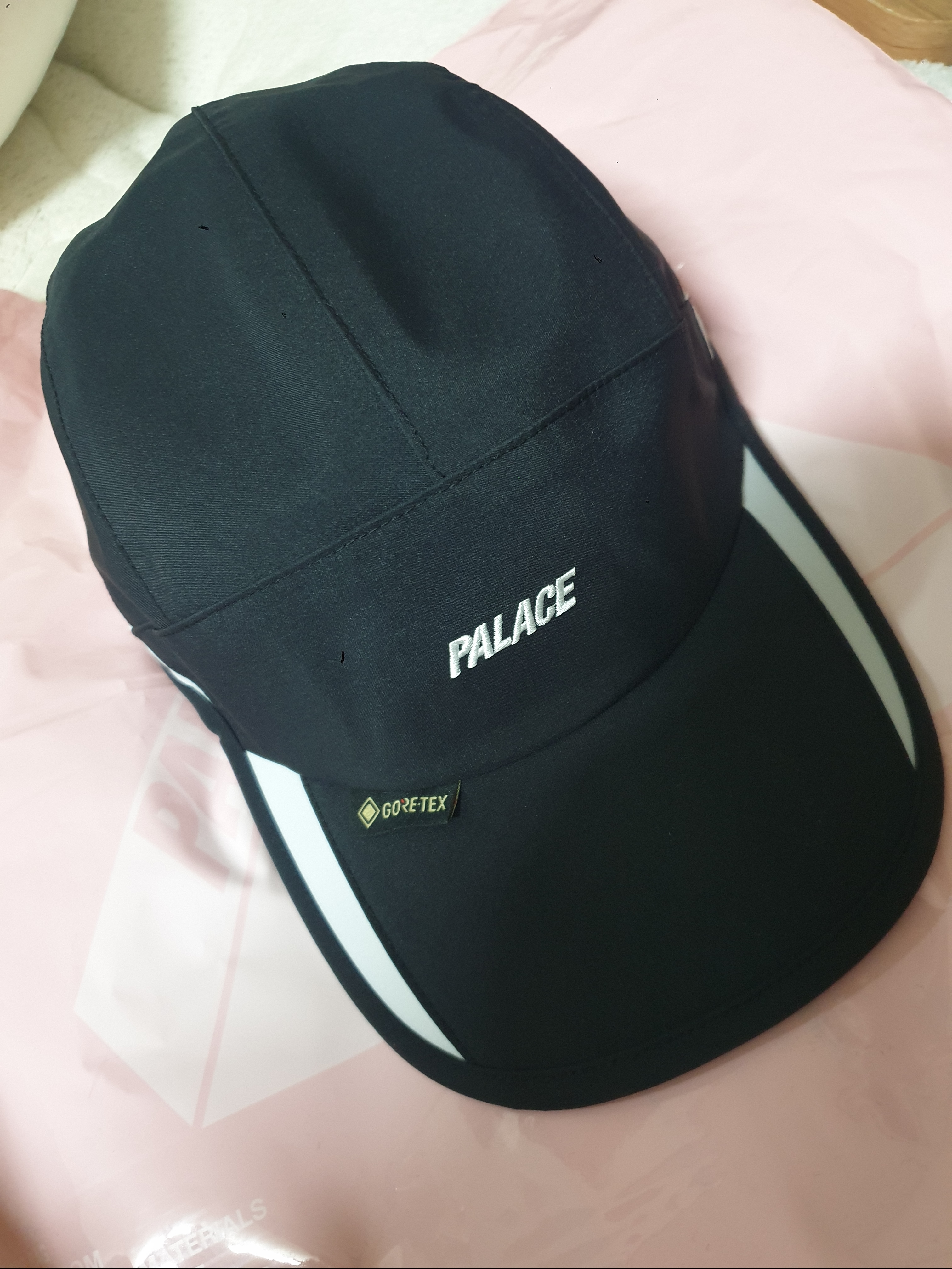 Palace Gore-Tex 3L Runner Black - 25SS 착용 스타일 - 1