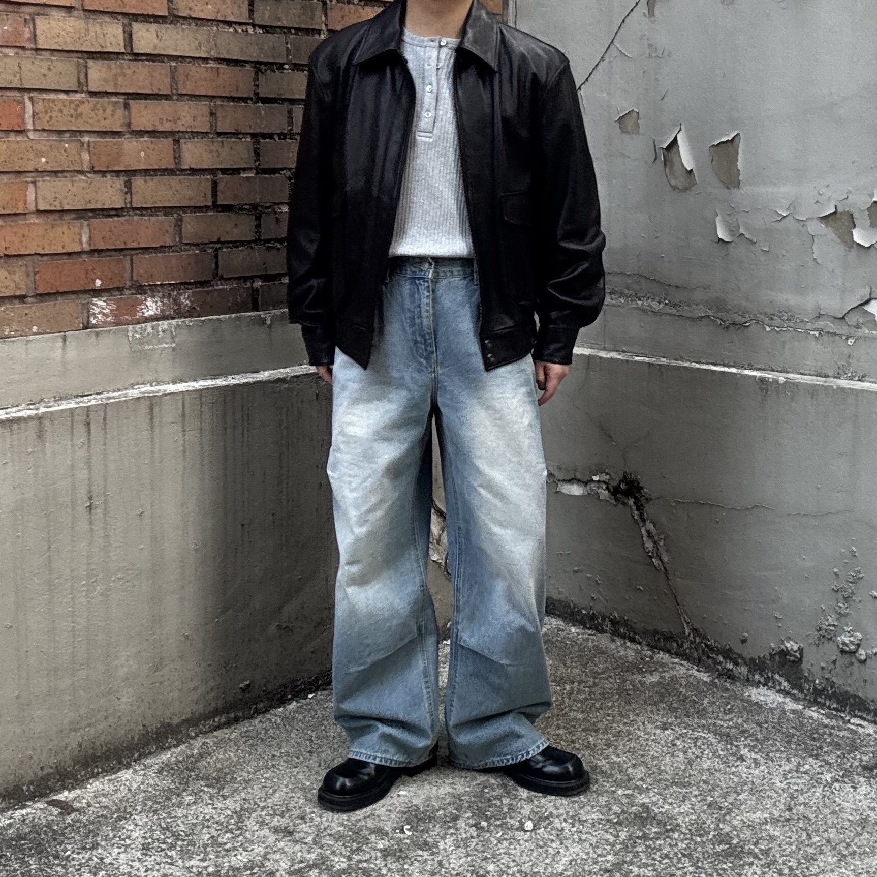 LOSTGARDEN Uniform Washed Derby Black, TNGT Reguler-fit Ribbed Henleyneck Long Sleeve T-Shirts Gray 착용 스타일 - 3