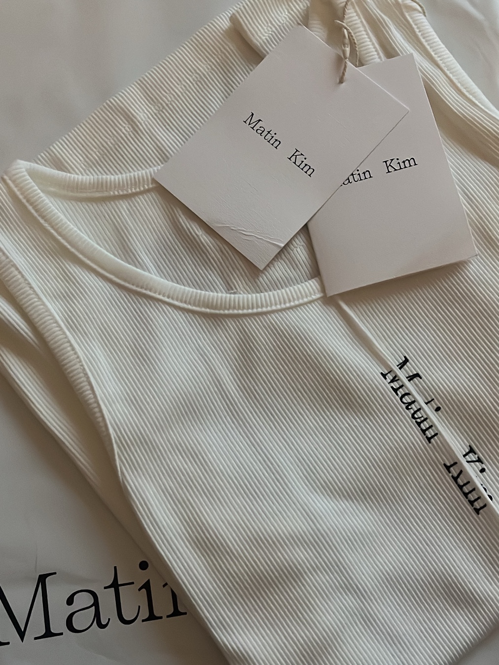 (W) Matin Kim Pintuck Sleeveless Top White 착용 스타일