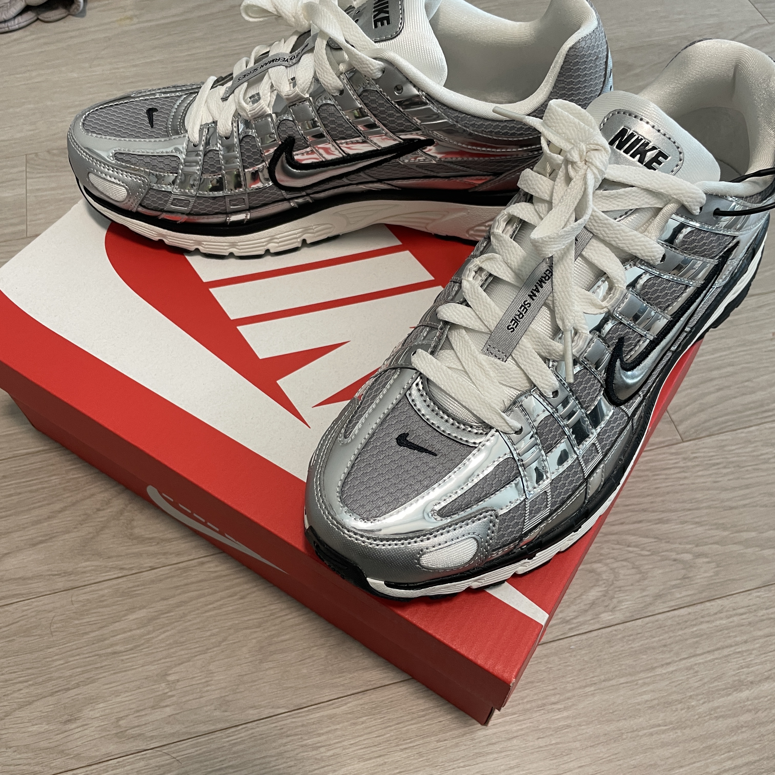 Nike P-6000 Metallic Silver 착용 스타일