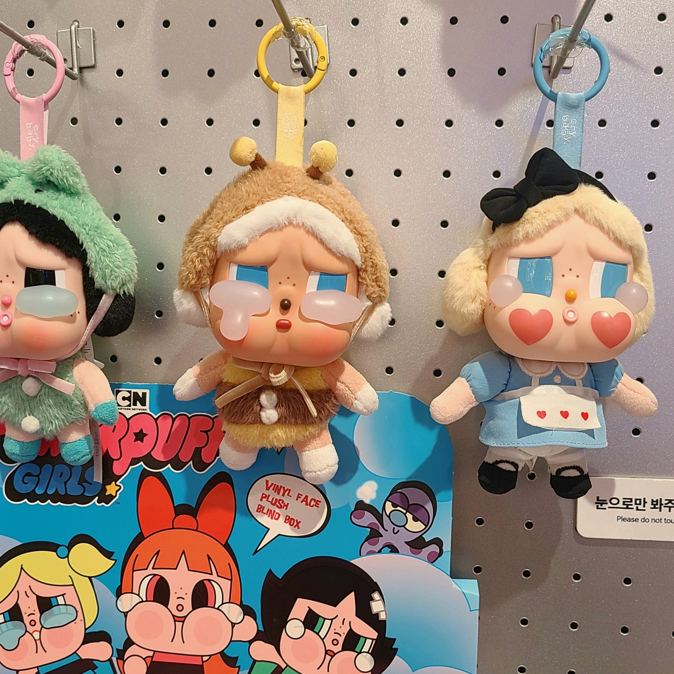 Pop Mart Crybaby Crying Again Series Sealed Case (12 Blind Boxes), Pop Mart Crybaby Crying For Love Series Sealed Case (12 Blind Boxes) 착용 스타일 - 3