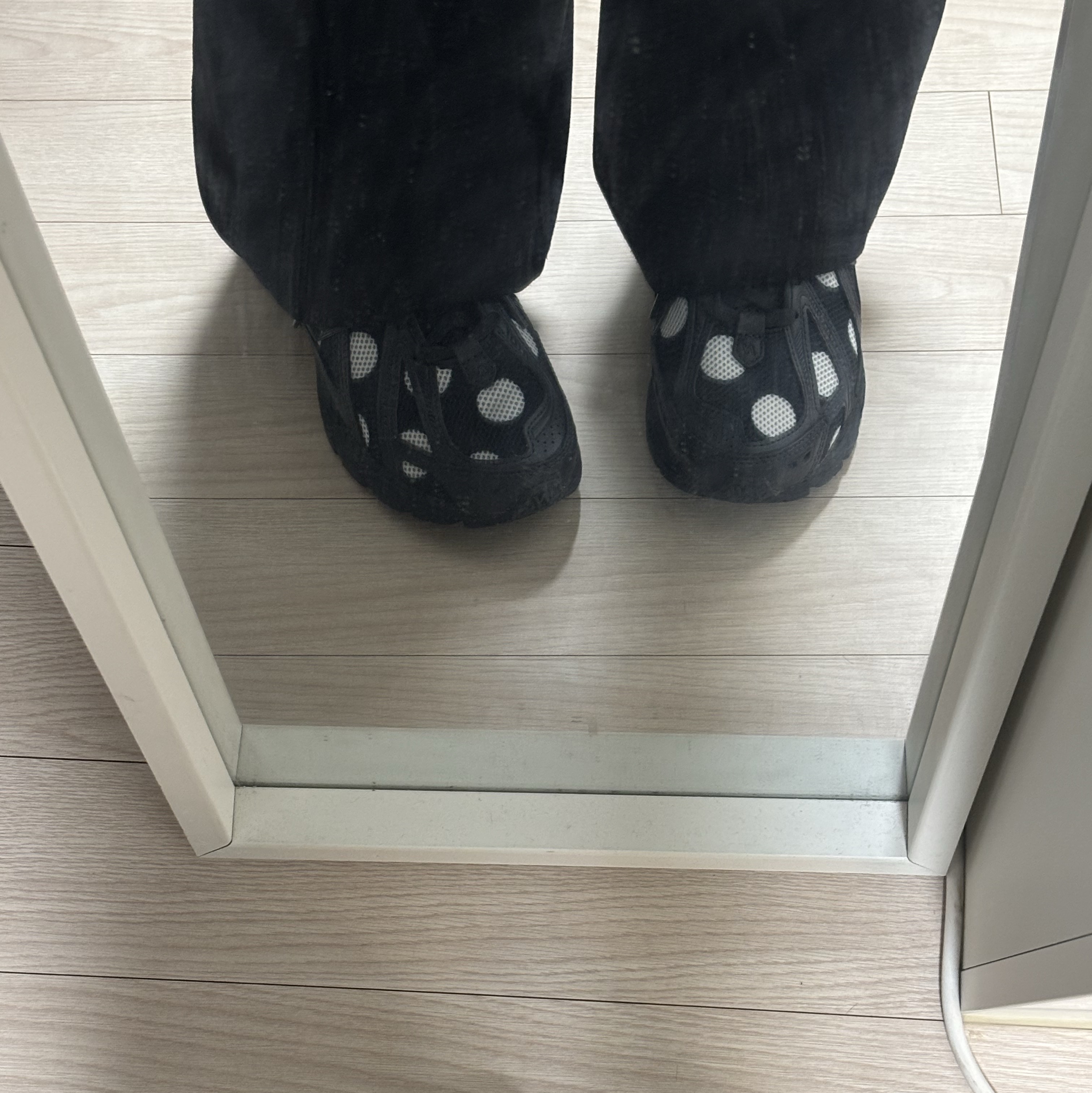 New Balance 1906R Polka Dot Black 착용 스타일 - 2