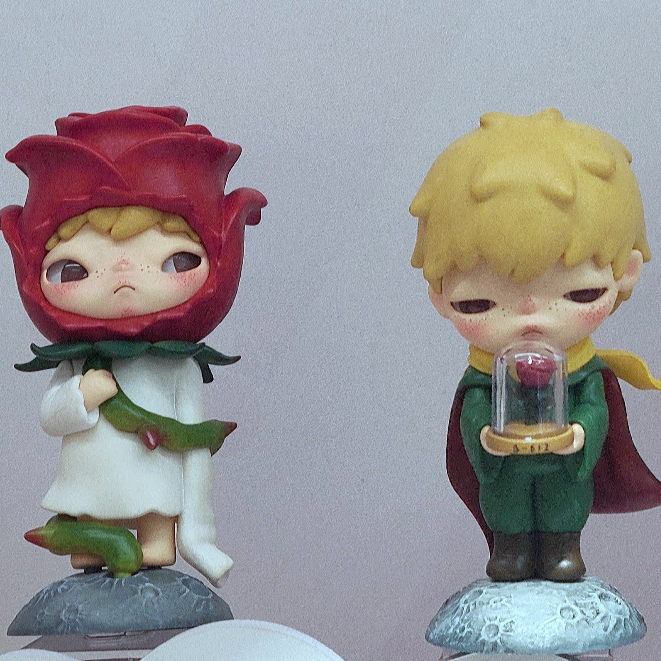 Pop Mart Hirono x Le Petit Prince Series Sealed Case (1 Blind Box), Pop Mart Hirono x Le Petit Prince Sealed Case (12 Blind Boxes) 착용 스타일