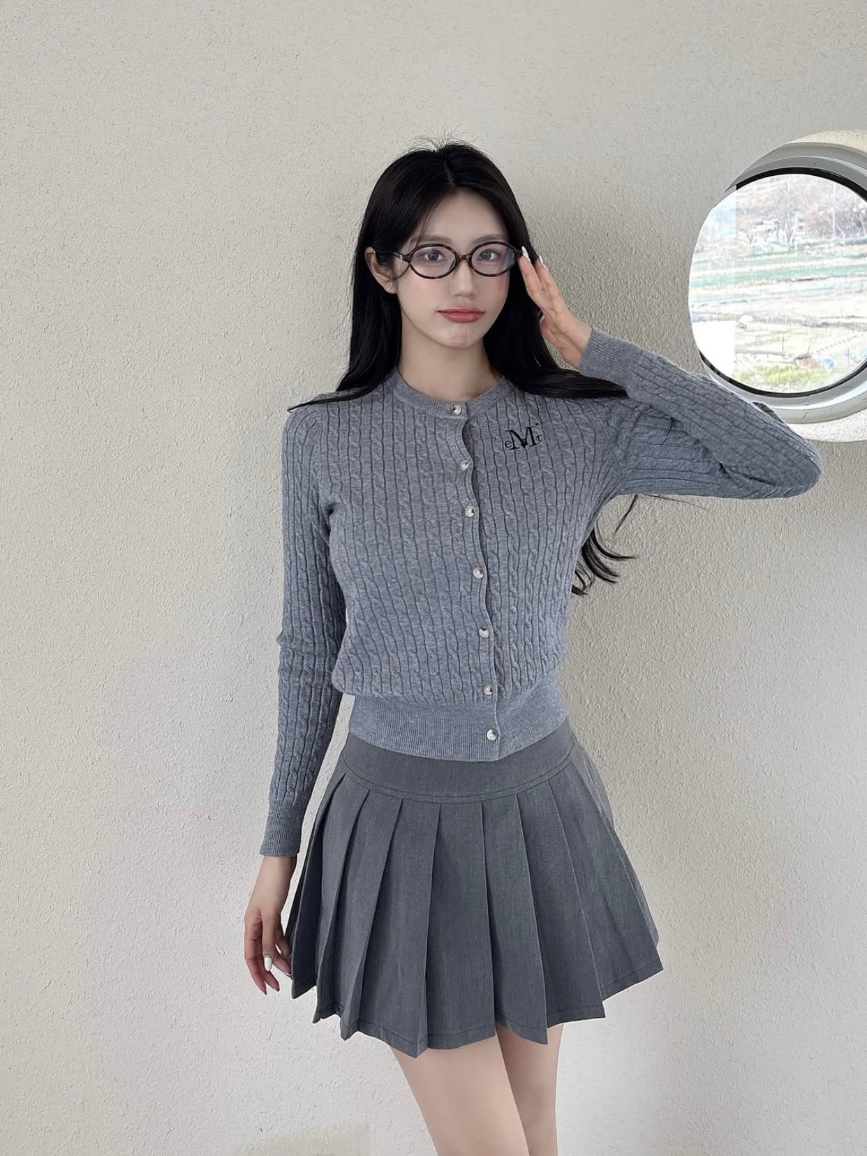 MUCENT Adian Button Crop Knit Cardigan Gray 착용 스타일 - 5