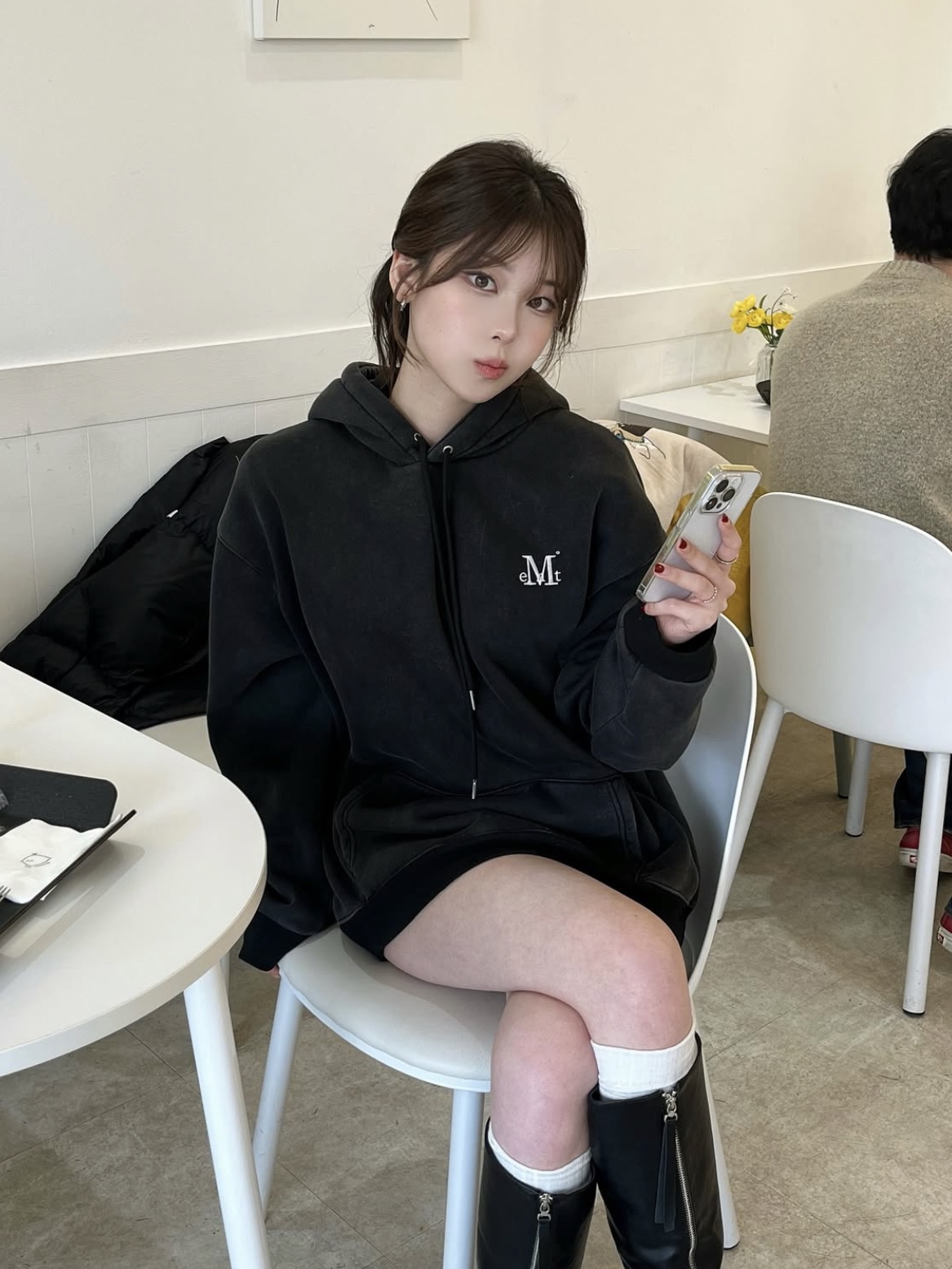 Signature Basic Logo Hood T Pigment Black 착용 스타일 - 1