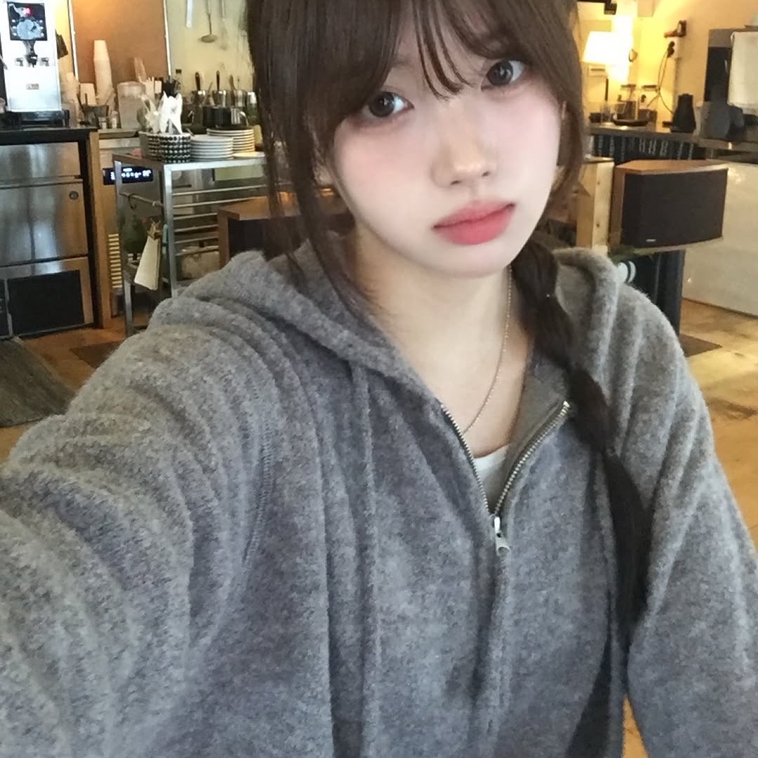 Thevinylhouse Round Pocket Knit Zip-Up Grey 착용 스타일 - 3