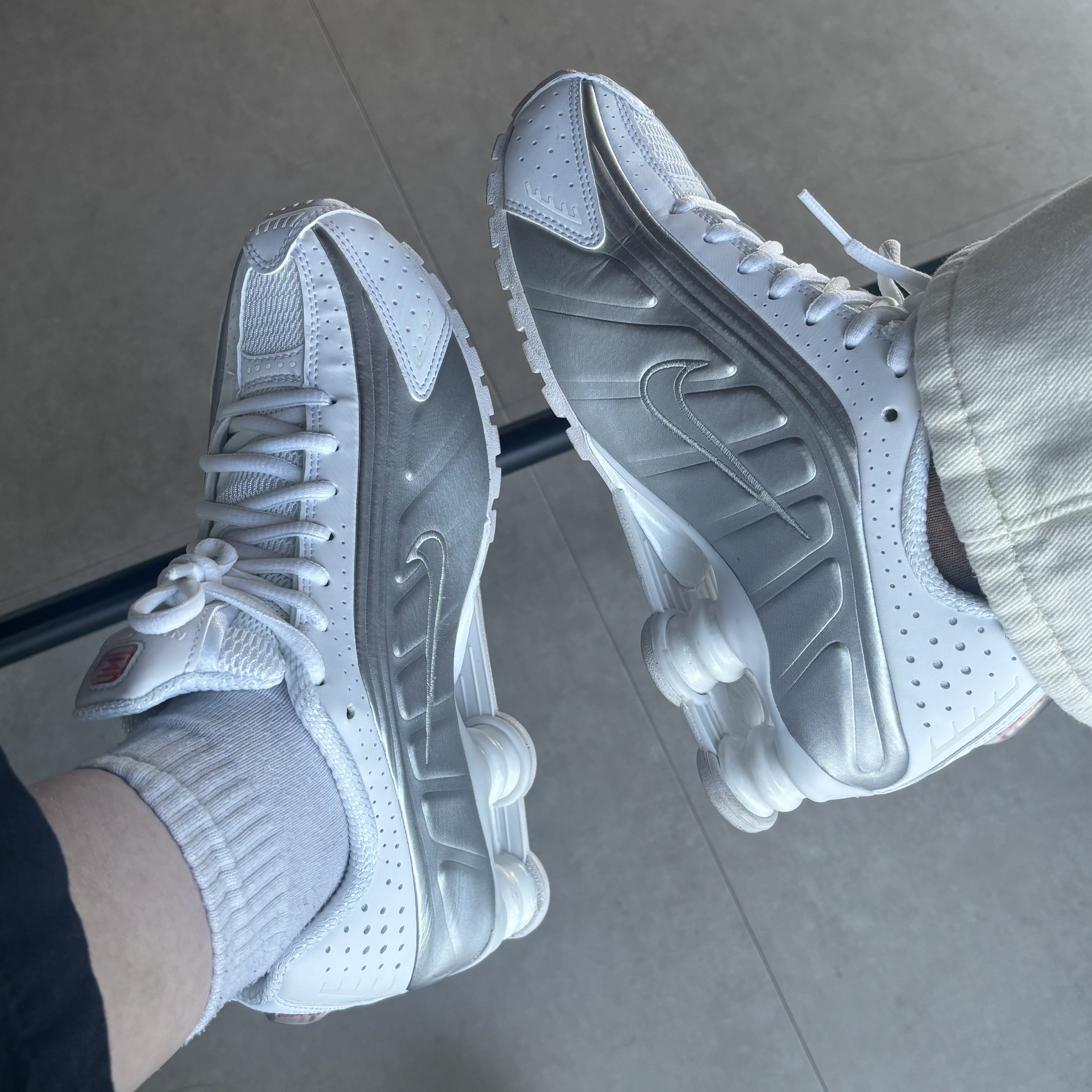 (W) Nike Shox R4 White Metallic Silver 착용 스타일