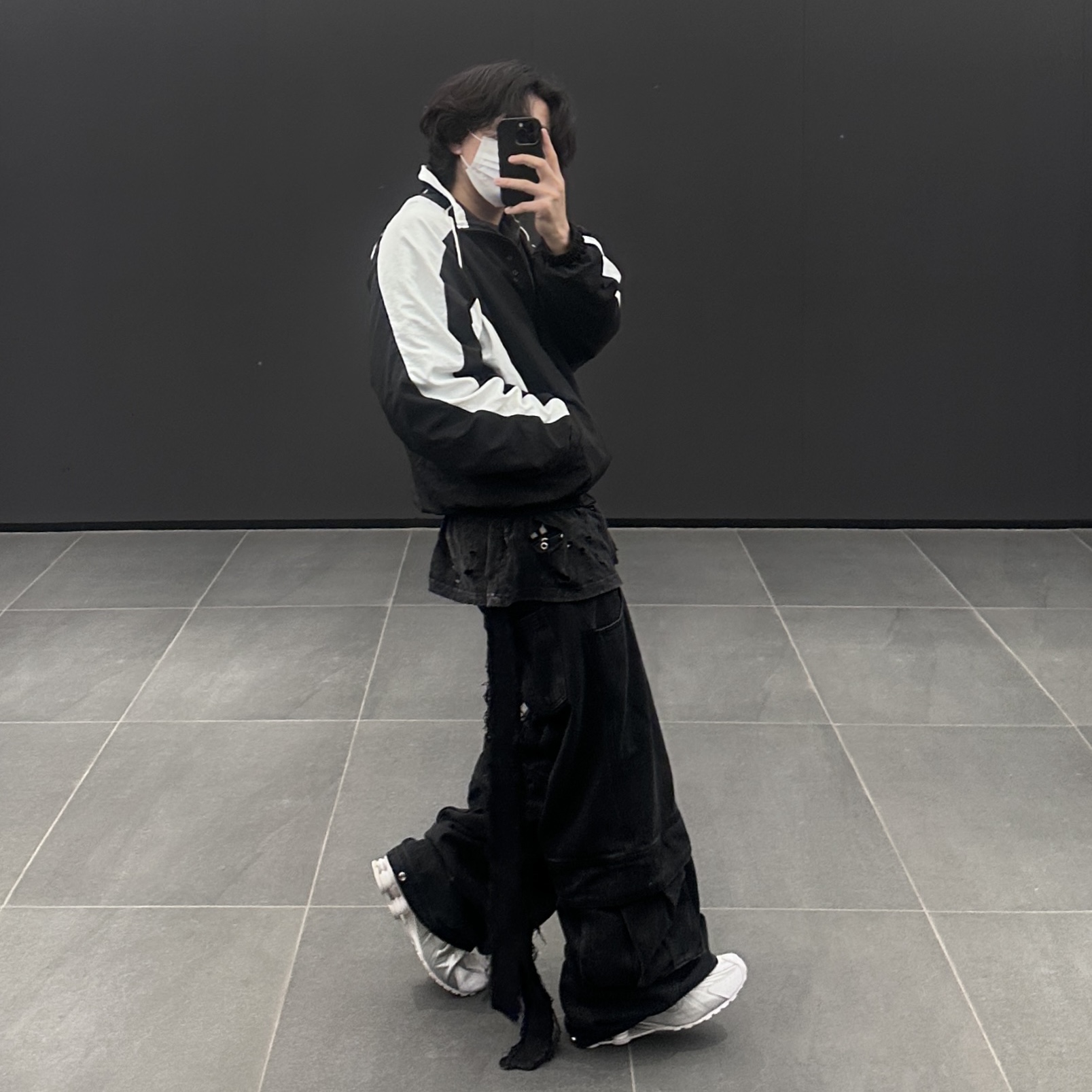 [KREAM 단독] 비엘알 x 포그 디바이디드 커브드 라인 더블 버클 팬츠 블랙, (W) 나이키 샥스 R4 화이트 메탈릭 실버 착용 스타일 - 2