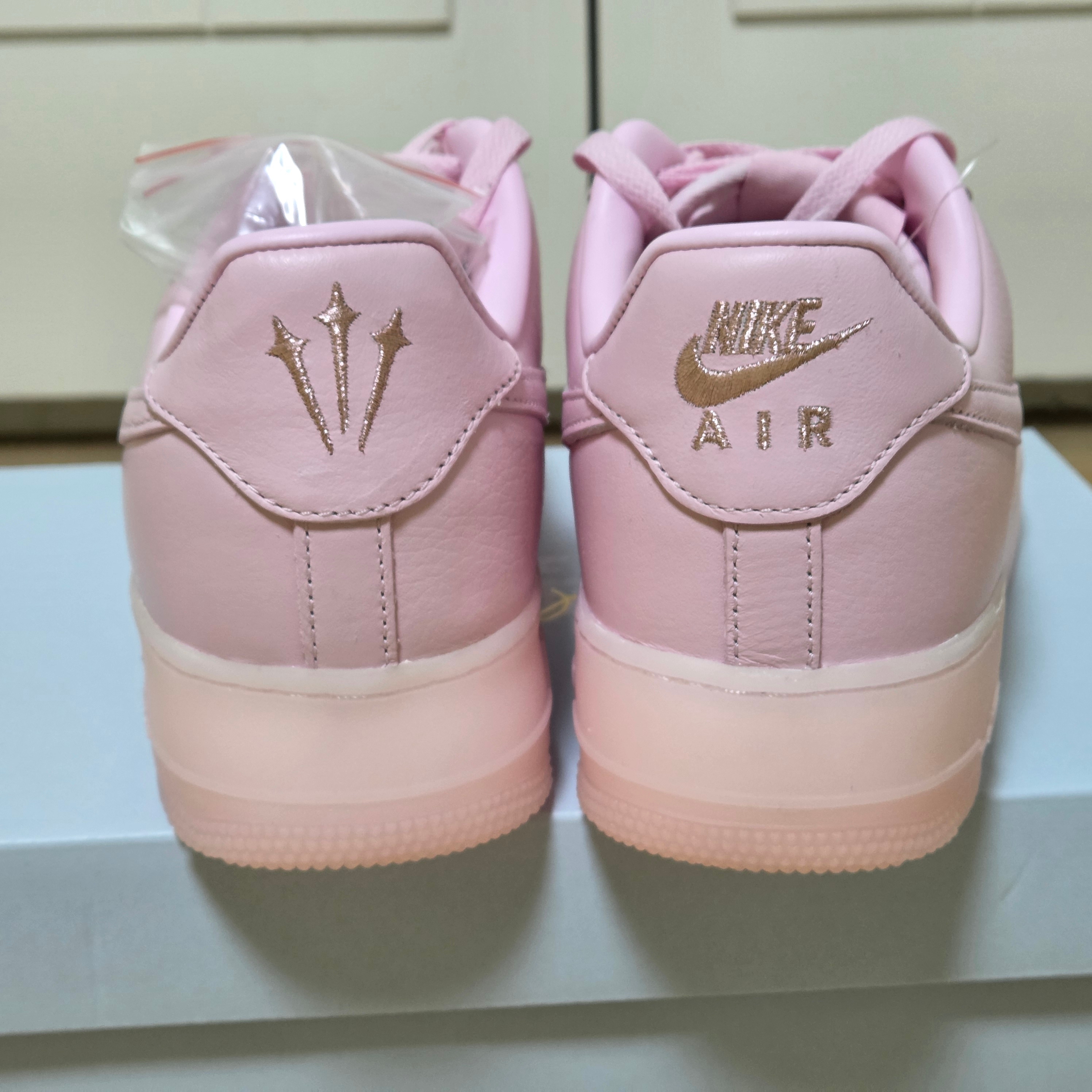 Nike x Drake Nocta Air Force 1 Low SP Certified Lover Boy Pink Foam 착용 스타일 - 3