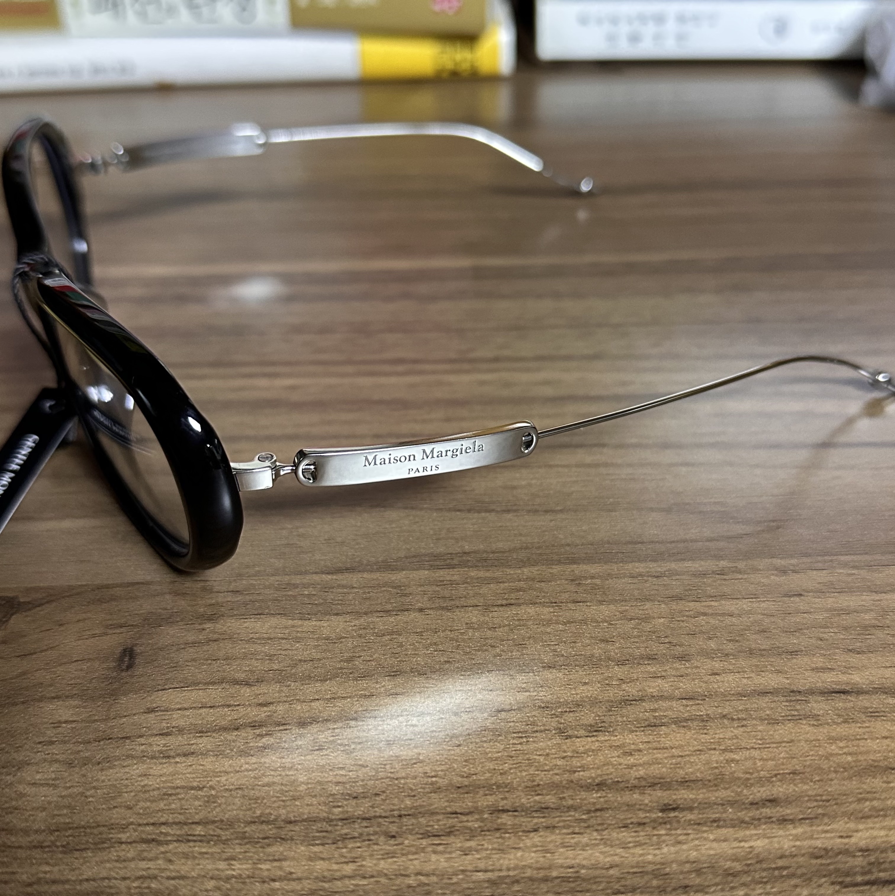 Gentle Monster x Maison Margiela MM215 Black Clear 착용 스타일 - 1