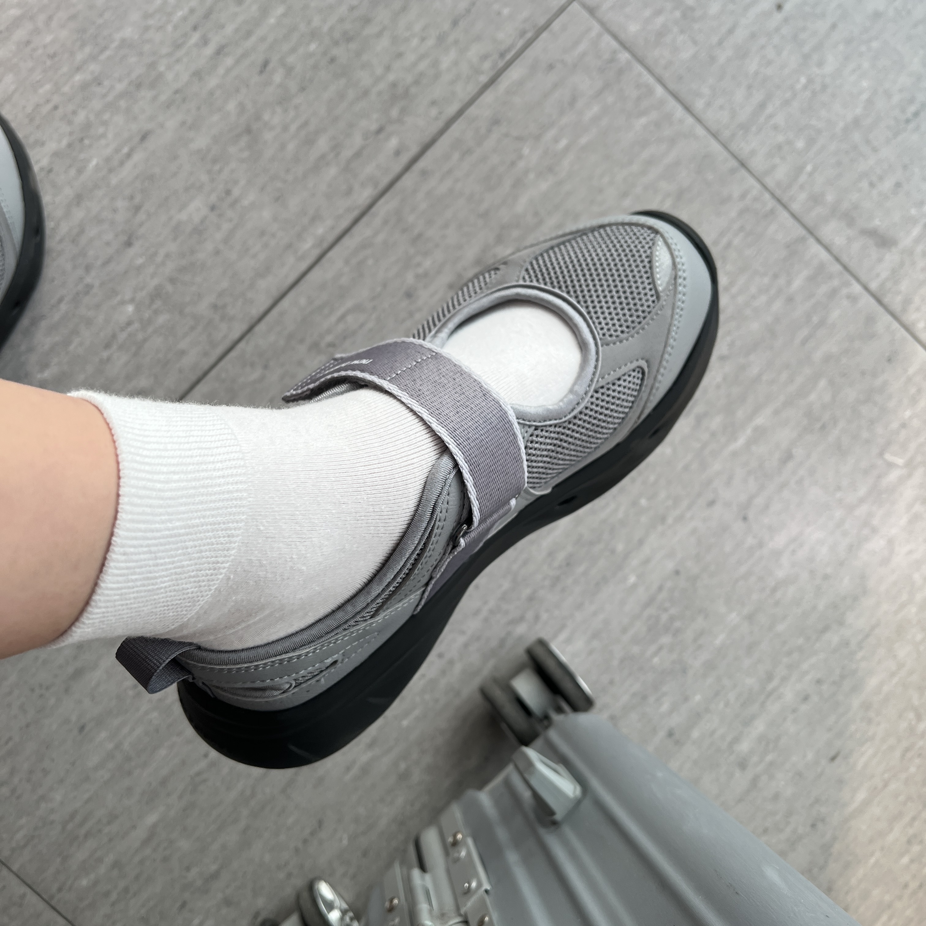 (W) New Balance Breeze SD2202 Gray 착용 스타일