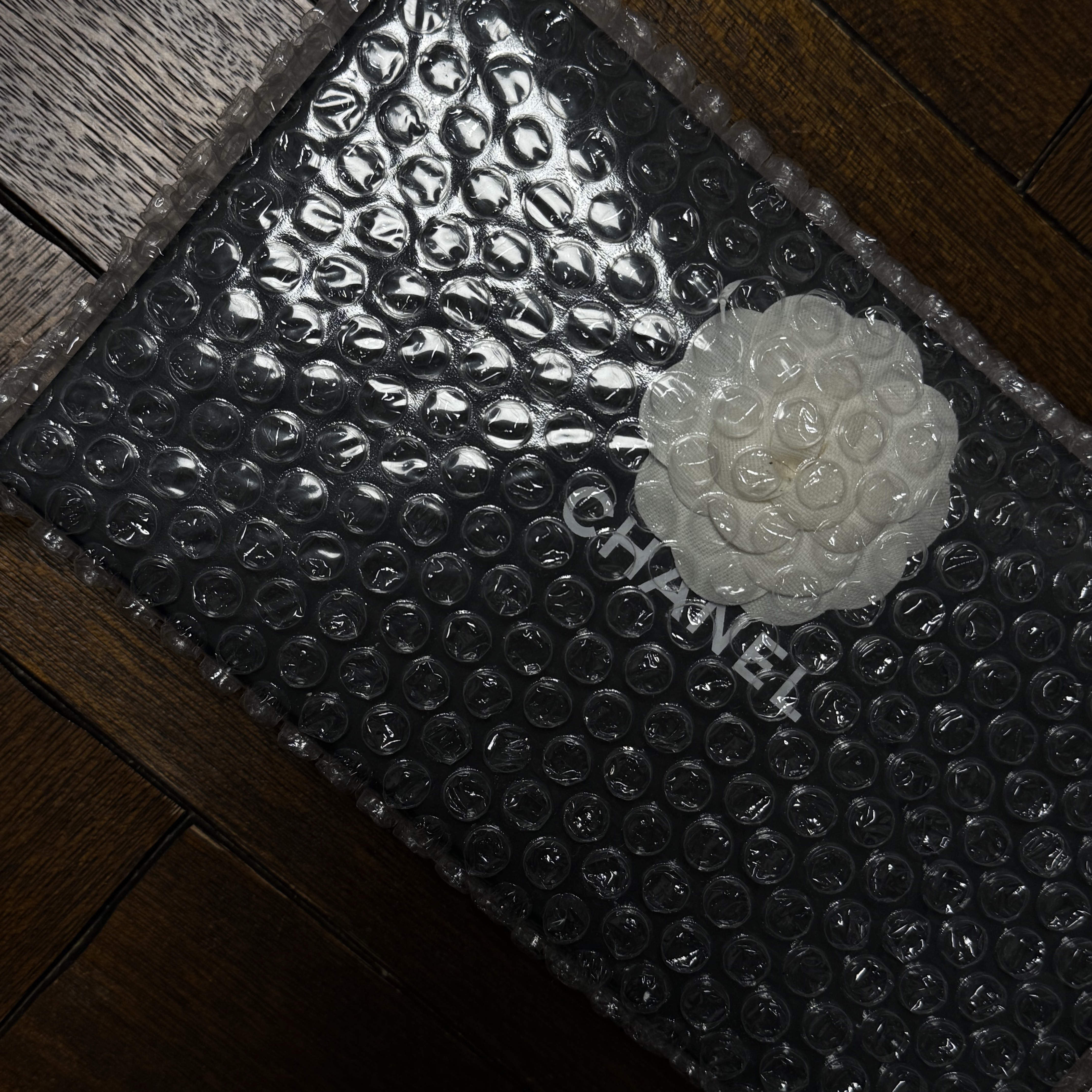 Chanel Classic Long Flap Wallet Grained Calfskin & Silver Black 착용 스타일 - 1
