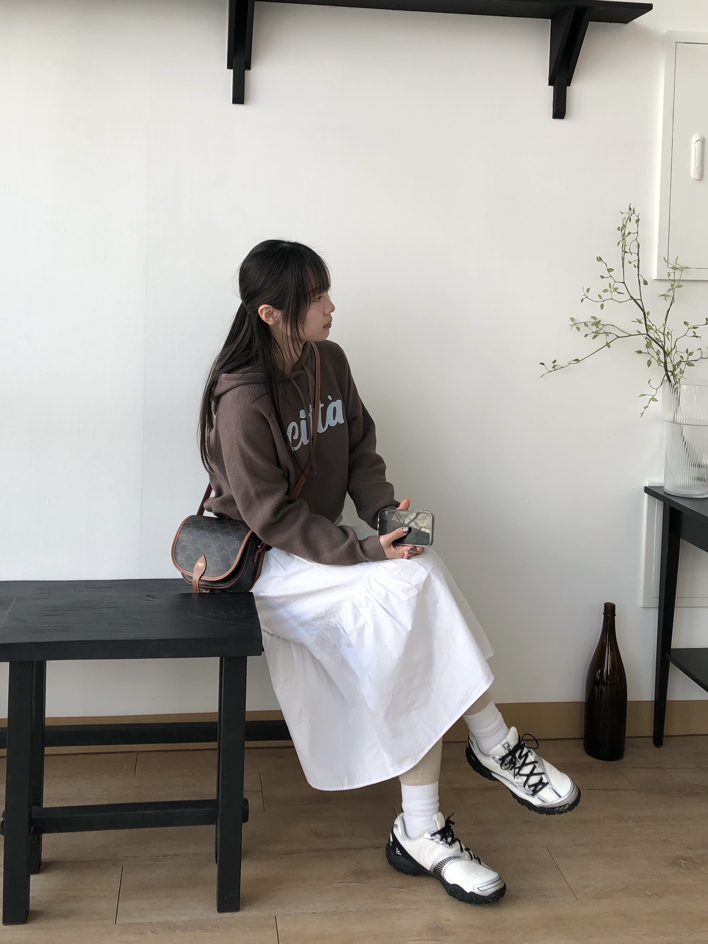 Fila Echappe v2 White Black, Celine Medium Folco Bag in Triomphe Canvas and Calfskin Tan 착용 스타일 - 2