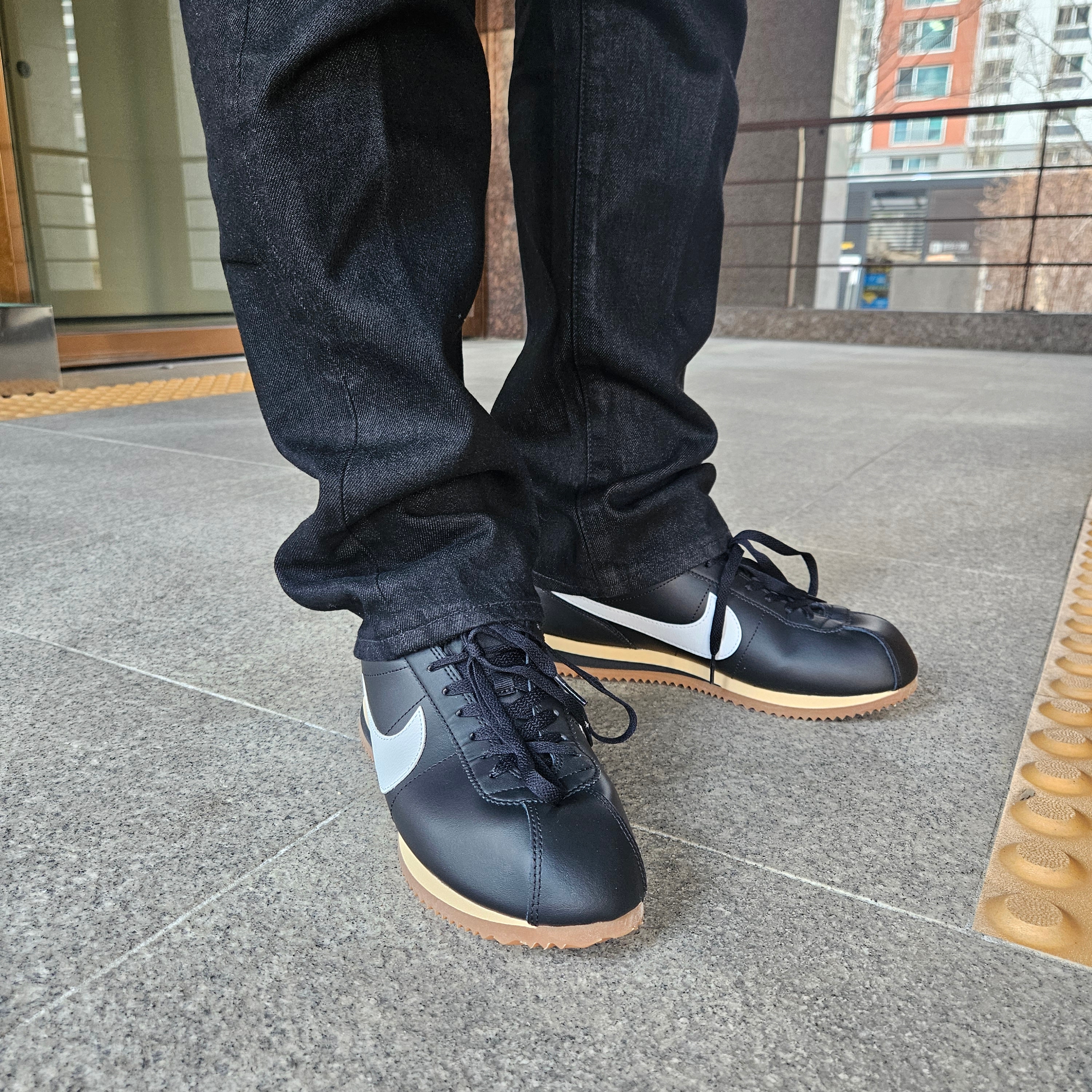 Nike Cortez Leather Black Gum Medium Brown 착용 스타일 - 2
