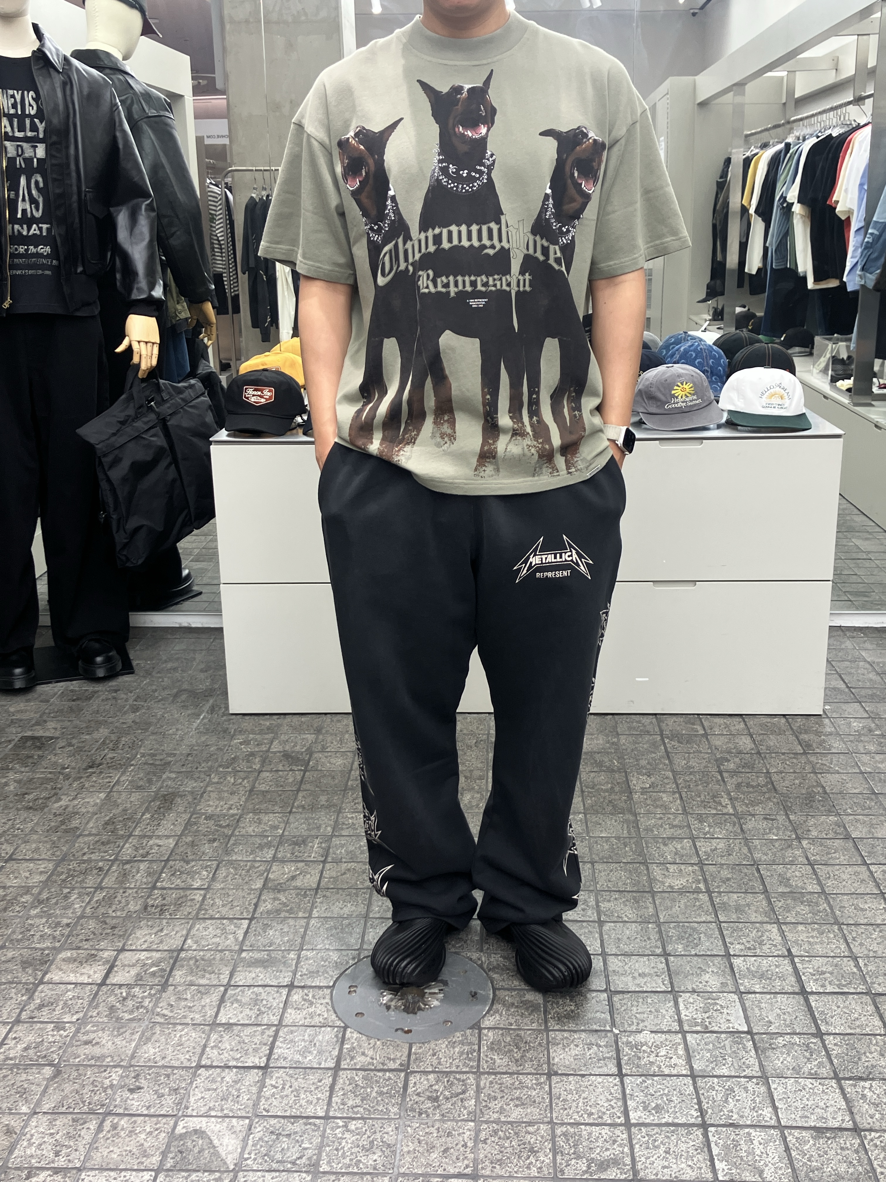 Represent Thoroughbred T-Shirt Vintage White - 25SS, Represent x Metallica 40 Year Anniversary Sweat Pants Stained Black - 25SS 착용 스타일 - 2