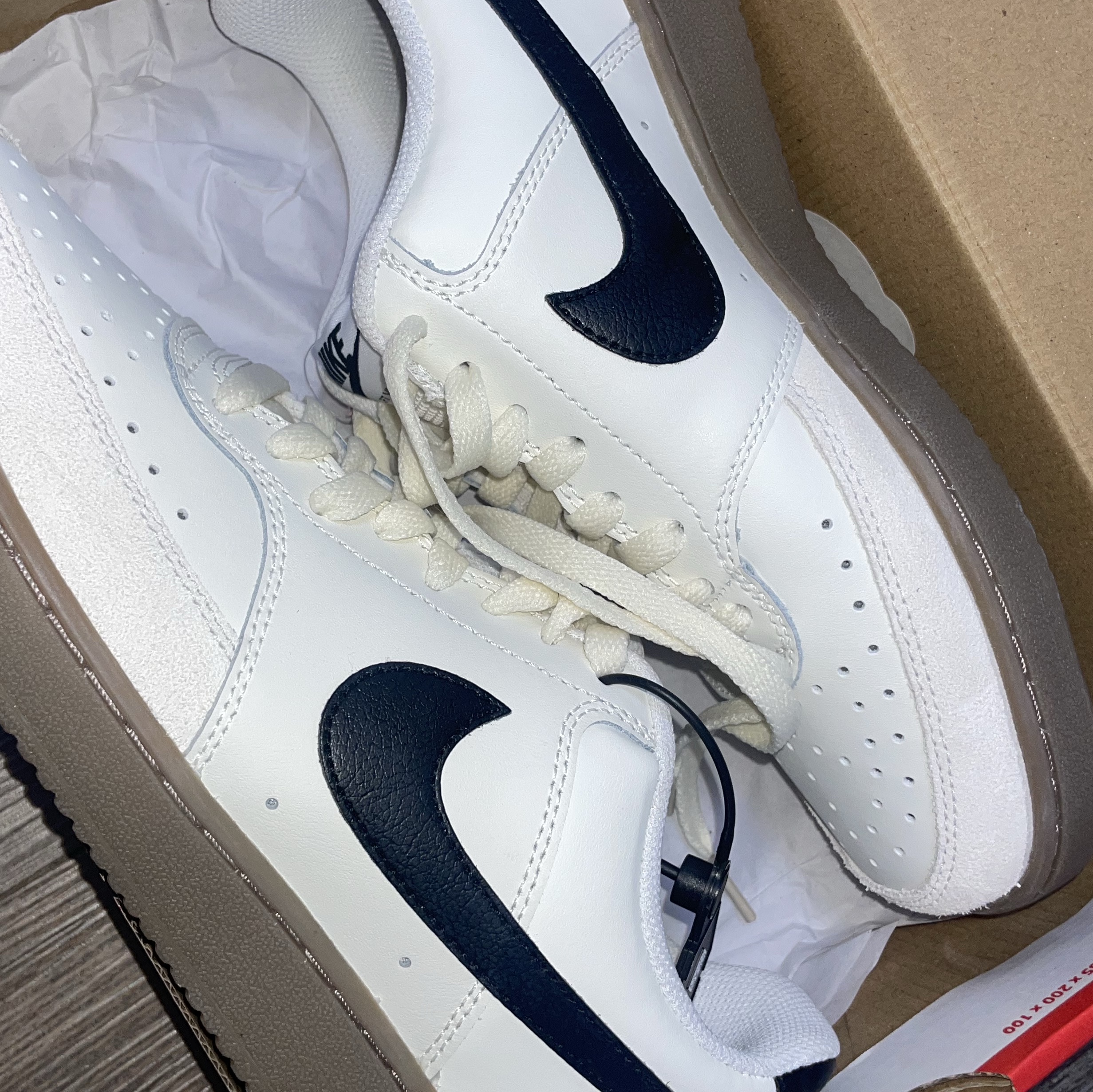 Nike Court Vision Low Sail Light Orewood Brown 착용 스타일 - 2