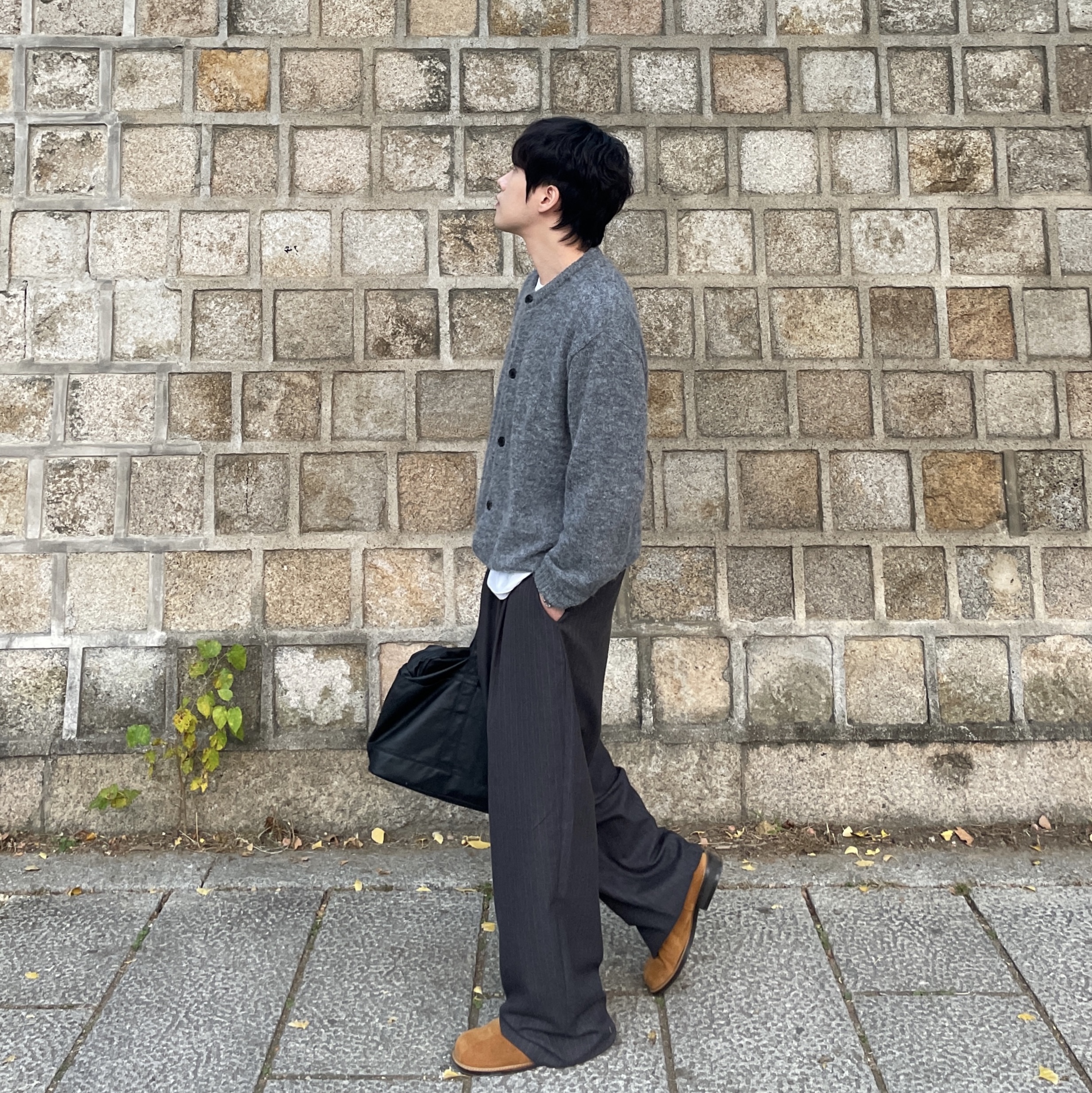 에스티유 라운드 넥 가디건 라이트 그레이 + 체스 핀브로치 동봉, 다이브인 헤링본 스트라이프 트라우저 차콜 착용 스타일 - 1