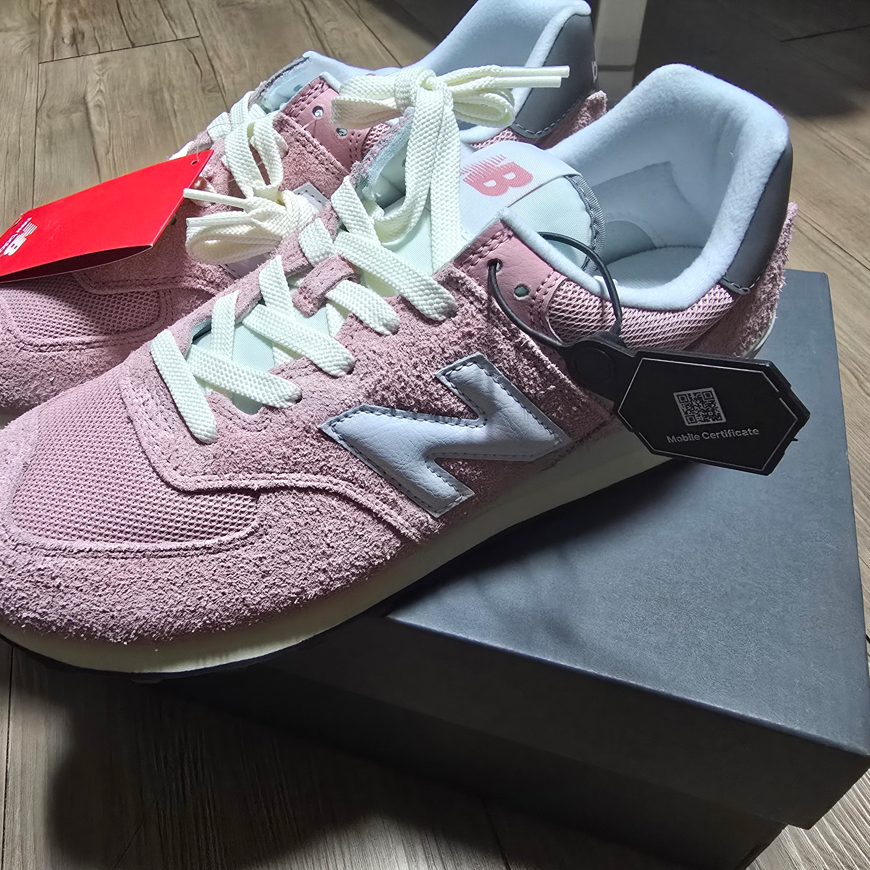 New Balance 574 Heritage Mellow Pink 착용 스타일