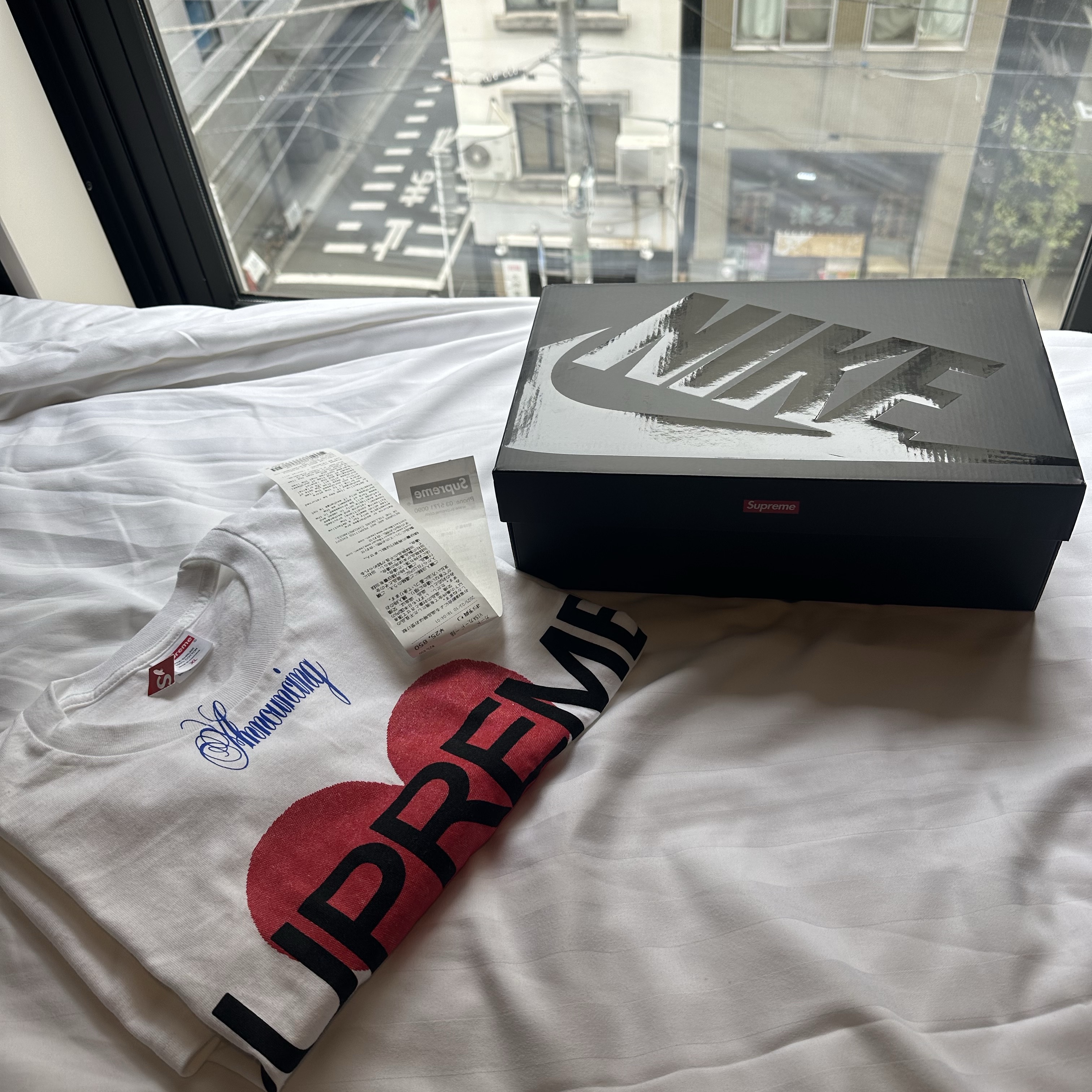 Supreme Announcing T-Shirt White - 25SS, Nike x Supreme Air Force 1 Low Black 착용 스타일 - 1